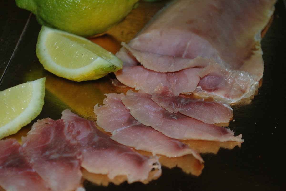 1 kg - Muggine affumicato prodotto dall'artigiano sardo Pino Spanu di Tharros Pesca a Cabras. Paese famoso per le sue zone umide e per le peschiere di muggine sardo