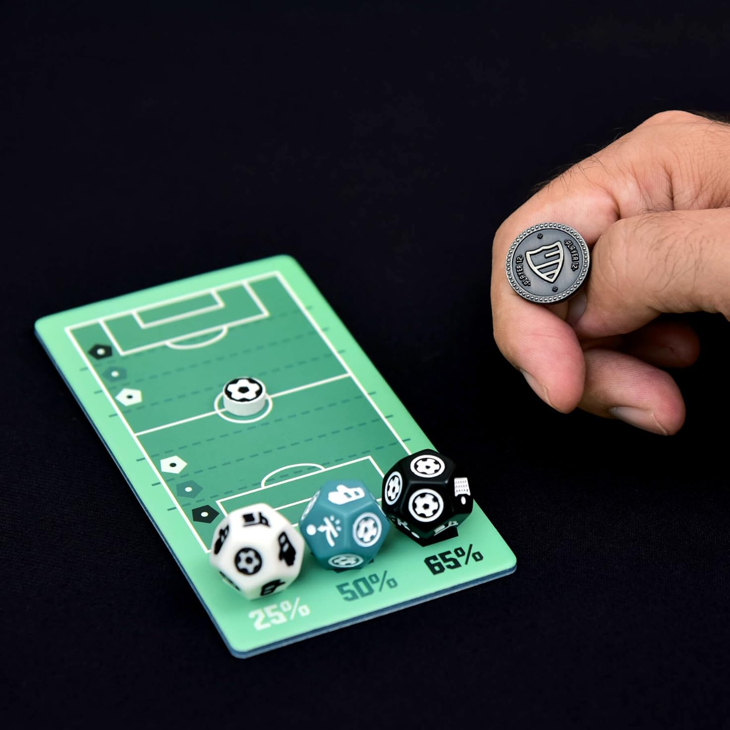 Player 12 - Juego de mesa de Fútbol, con Cartas y Dados para marcar Goles, fácil de aprender, rápido y entretenido, formato pequeño de viaje, Regalo niño/niña 6 7 8 9 10 11 12 años familiar