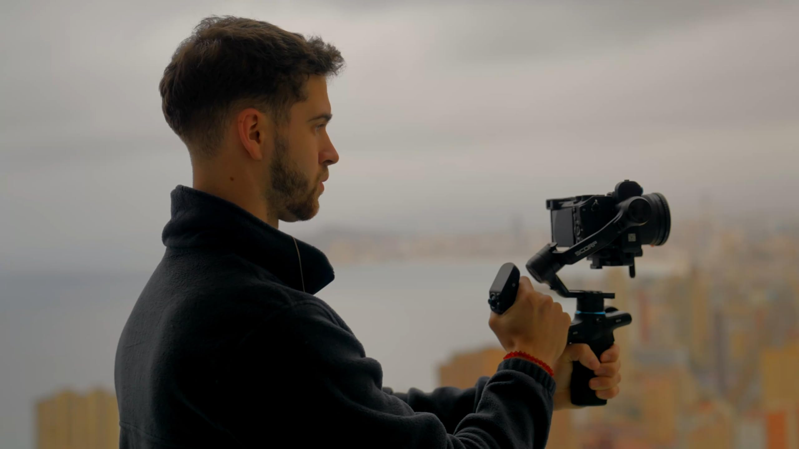 FeiyuTech SCORP Mini 3 Pro Kit – Gimbal 3-osiowy All-in-One z odpinanym uchwytem, śledzeniem AI i torbą do przenoszenia, kompatybilny z aparatem, smartfonem i kamerą sportową