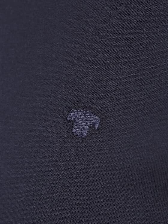 Close-up of the small TOM TAILOR logo embroidered on the T-shirt