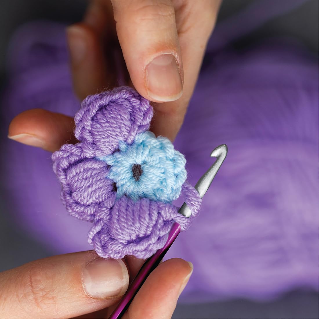 KnitPro Juego de agujas de crochet Zing: 12 agujas de crochet de una sola punta codificadas por colores, cómodas asas para principiantes y caja de regalo