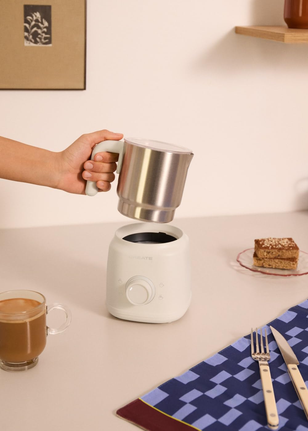 CREATE/MILK FROTHER RETRO/Milchaufschäumer und -erhitzer mit abnehmbarem Krug Cremeweiß/Magnetische Drehzubehörteile, 350ml, für kalte und warme Getränke, 500W