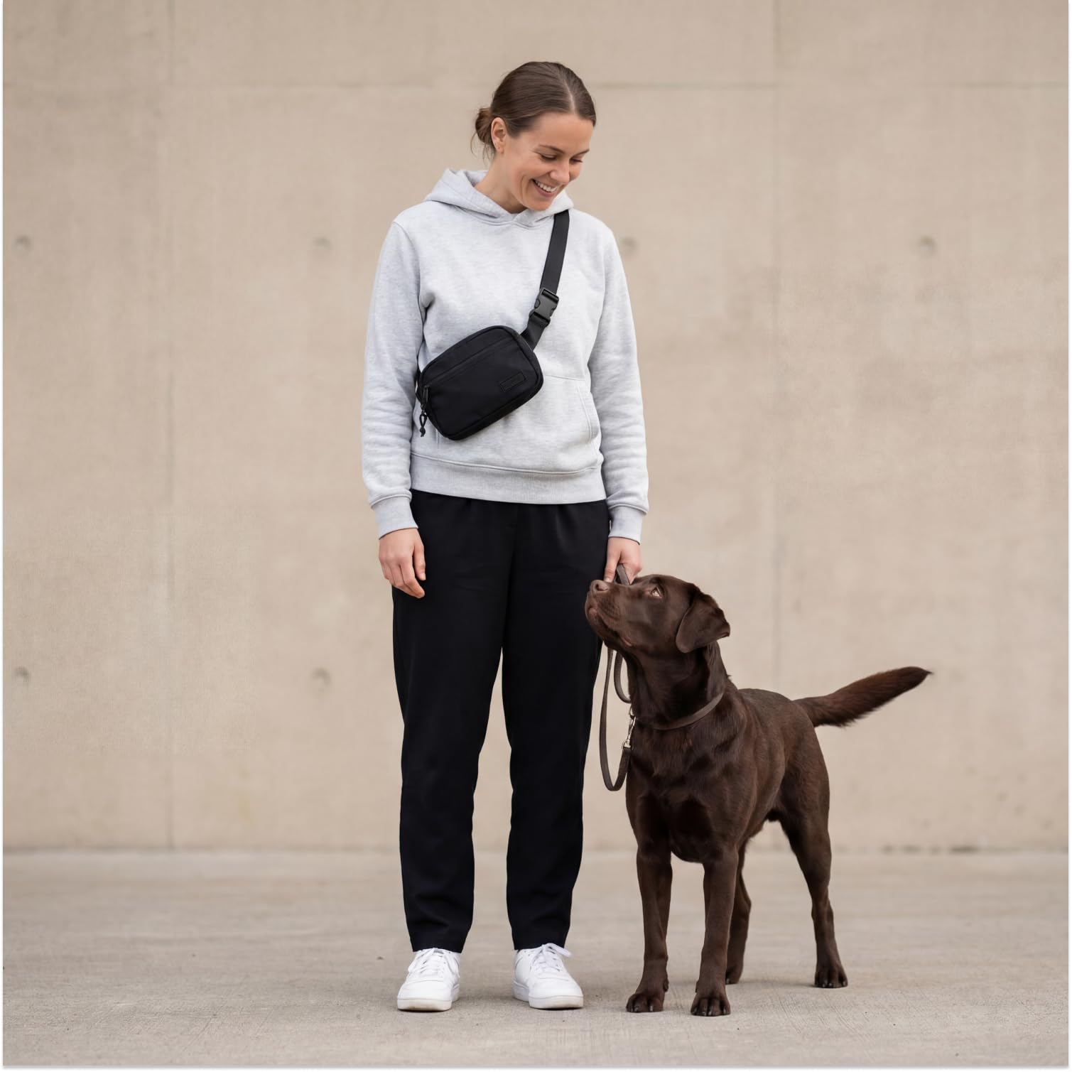 Leckerlitasche für Hunde – Bauchtasche mit verschließbaren Innentaschen und separatem Reißverschluss - Gassi Tasche für das Hundetraining – Leckerlibeutel mit Kotbeutelspender