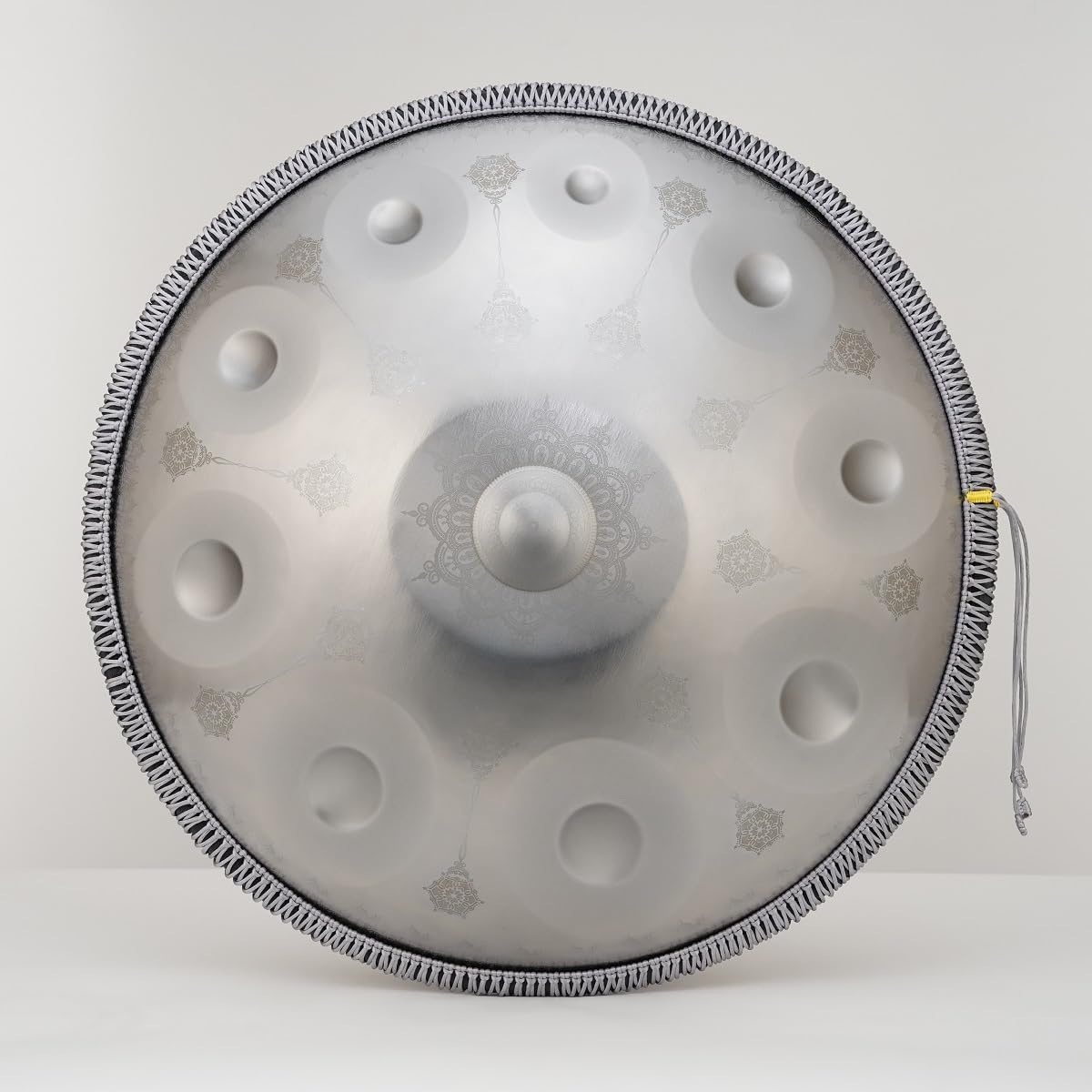 Stalowy bęben językowy 440 Hz, średnica 56 cm, instrument perkusyjny, ręczny bęben D-moll 10 tonów (srebrny ze wzorem mandali)