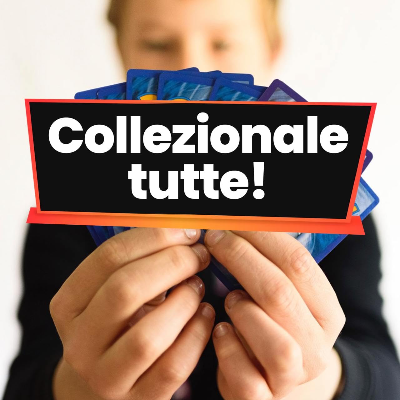 Set ULTRA RARA - 50 CarteOriginali Italiane, con due Ultra Rare garantite (V, Vmax, Ex,...) include 8 Carte brillanti (Holo, Reverse) protette da bustine protettive Premium TCG Rocket (2026)