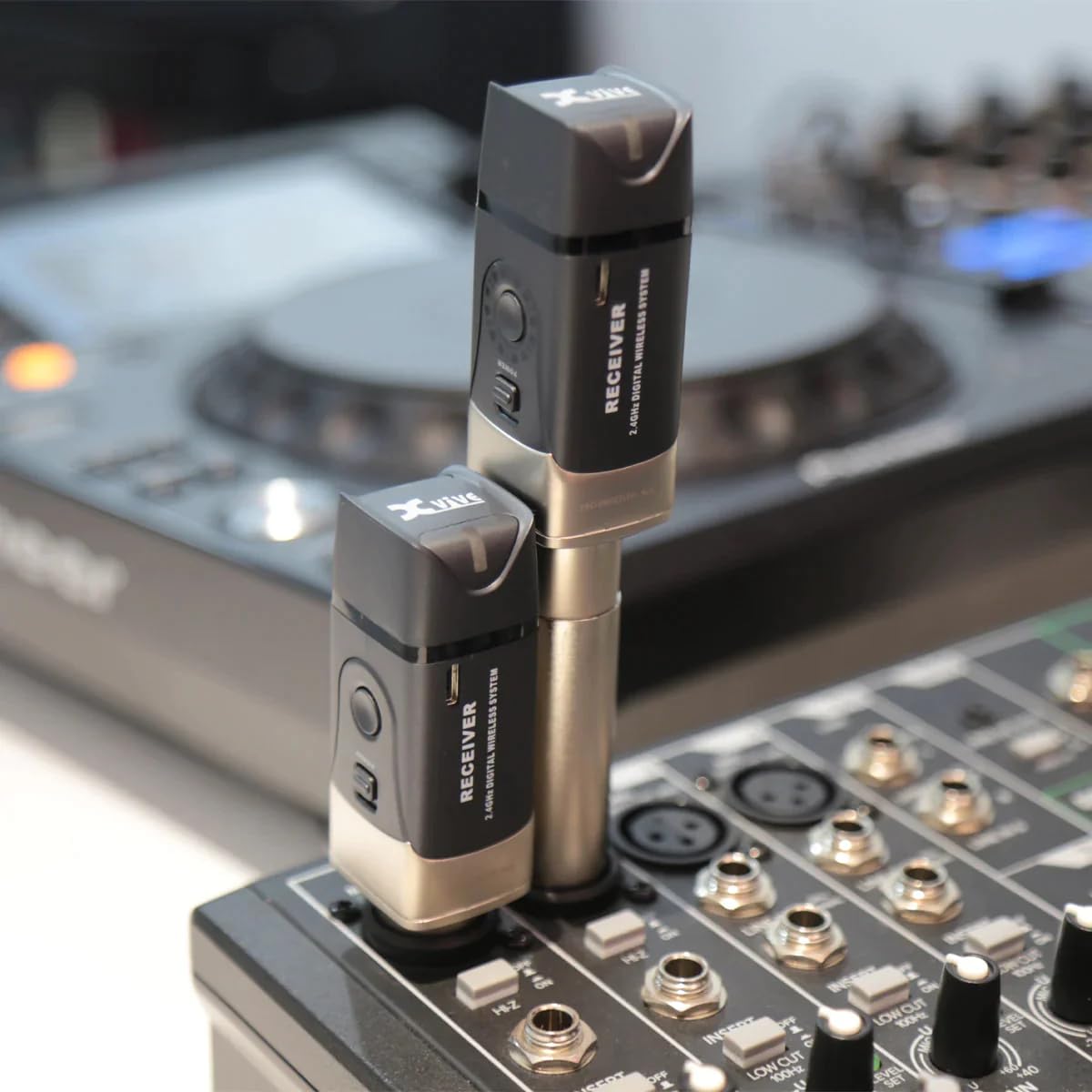 XVIVE U3D - Sistema di Collegamento per Microfono Wireless, Include 2 Trasmettitori e 2 Ricevitori per Connessione Stereowireless tra Mixer Audio e Speaker, Banda di Frequenza 2,4GHz, Copertura 20m