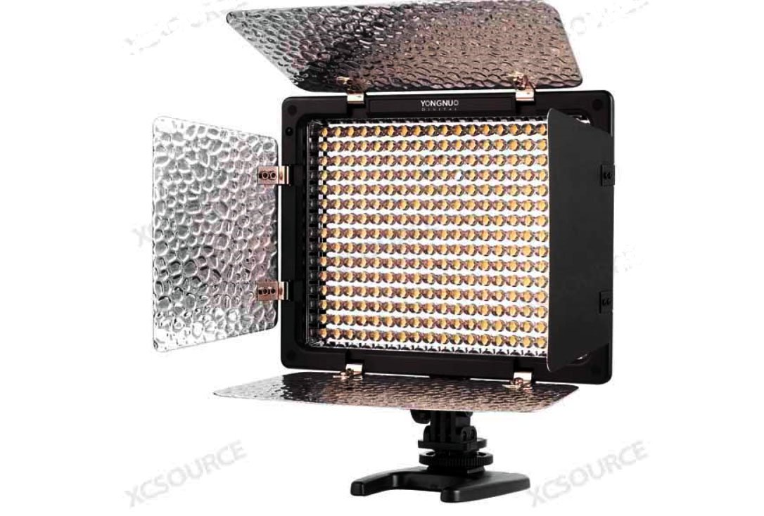 Yongnuo YN-300 II LED Luce Video Hot Shoe per Canon EOS 600D 550D 7D 5D II Canon, Nikon, Pentax, Panasonic, Sony, Leica, Samsung e Olympus Digital SLR Cameras Camcoders DV Videocamera 5500K Illuminazione + 4 filtri colore