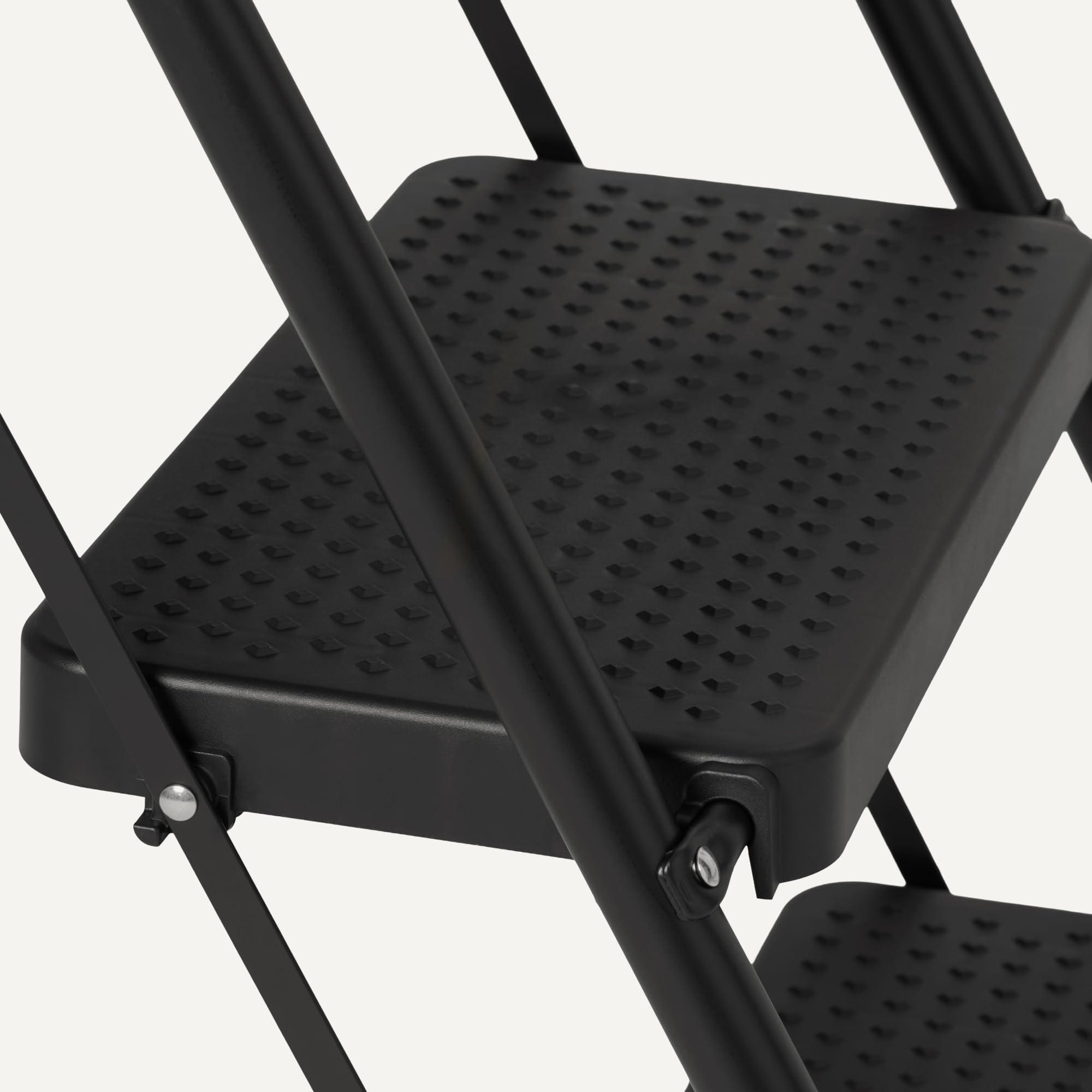 Amazon Basics Escalera Plegable 3 Peldaños, Estructura de Acero con Pies Antideslizantes, Capacidad de Carga Máxima 150kg, Altura 100,8 cm (Abierta), Negra