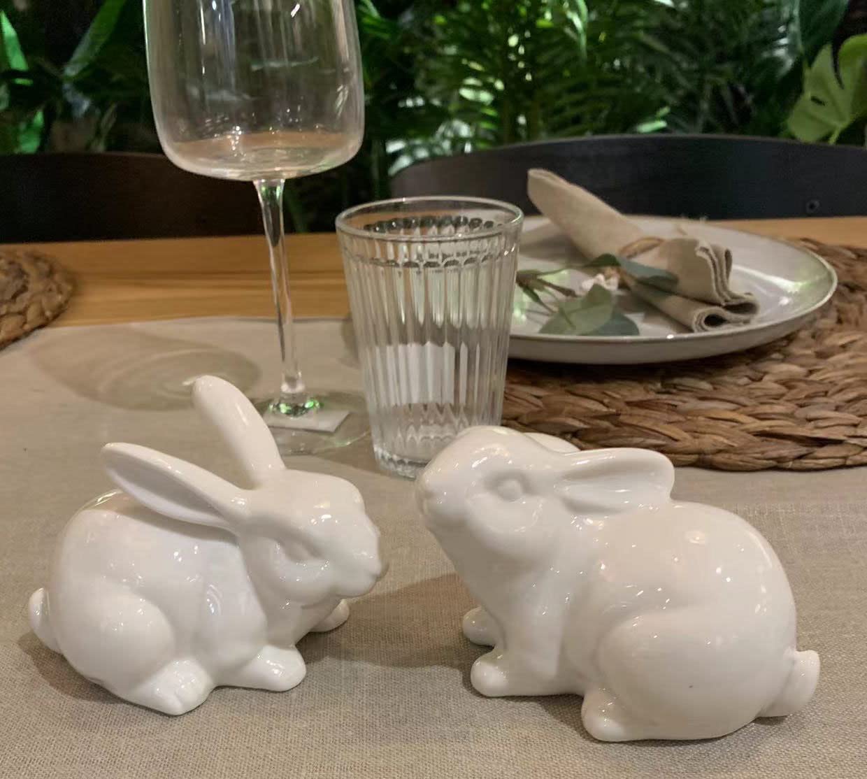 Set van 2 porseleinen konijn konijn beeldje Pasen lente decoratie vintage rustieke witte konijntje beeldjes voor Pasen eettafel middelpunt gelaagde lade kom plank ornament