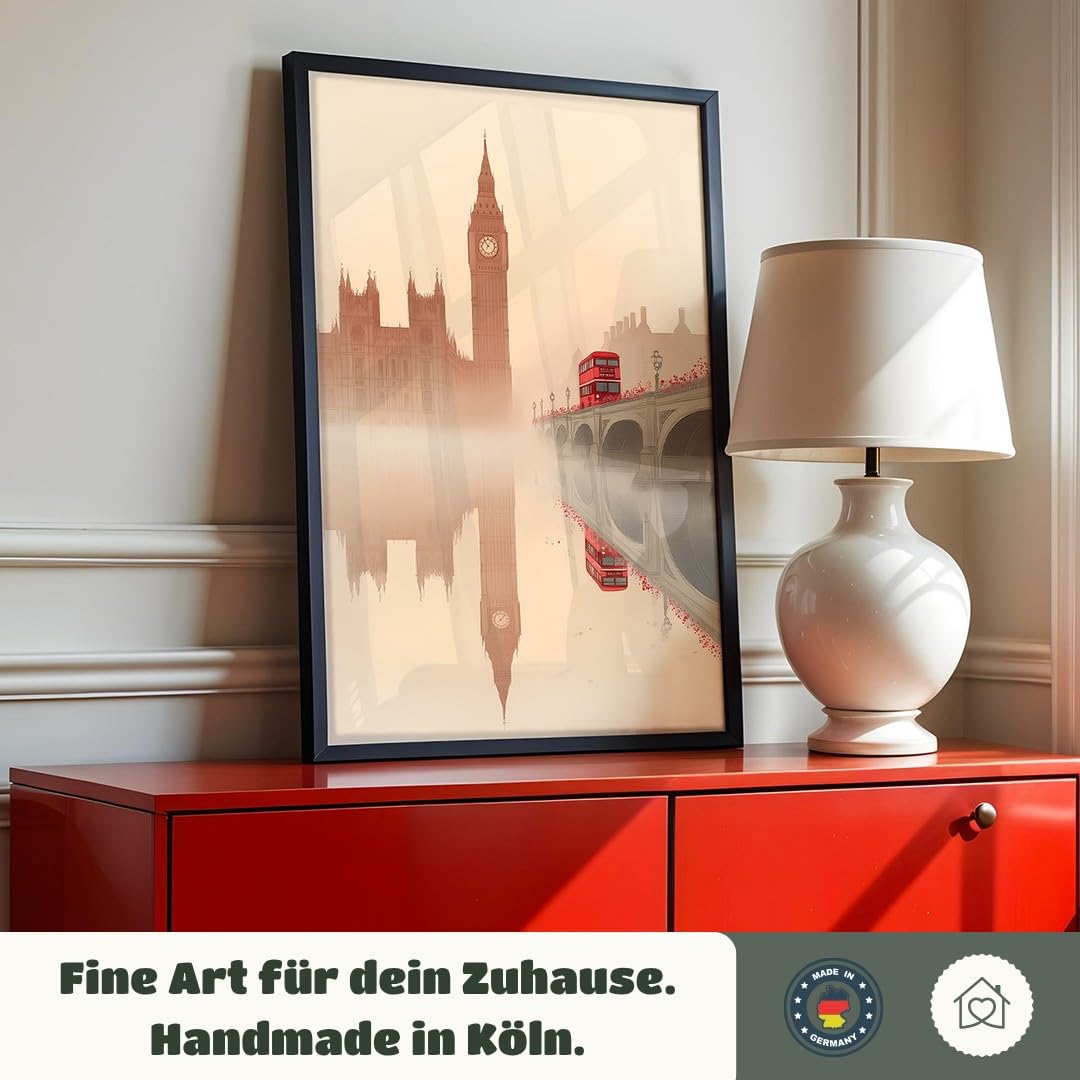 MJ-GRAPHICS® Poster Big Ben Kunstdruck London Bus Wandbild minimalistisch Beige Wohnzimmer Deko reflektierende Szene urbaner Stil klassisch urbane Ästhetik A2 mit braunem Rahmen
