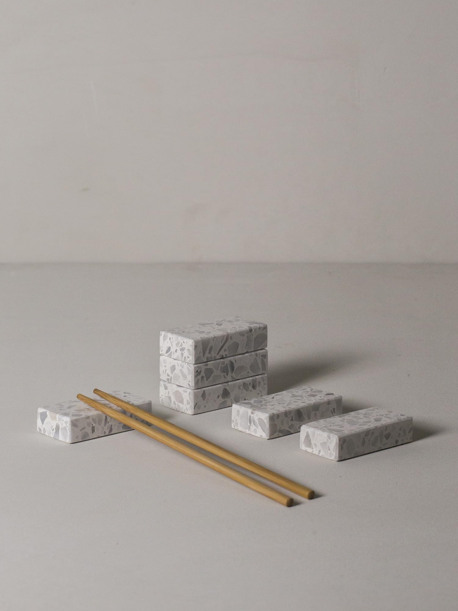 Soporte para palillos de granito de mármol – Apoyabrazos de mesa artesanal – Soporte elegante y sostenible para palillos o cubiertos – Perfecto para la Mise en Place (blanco)