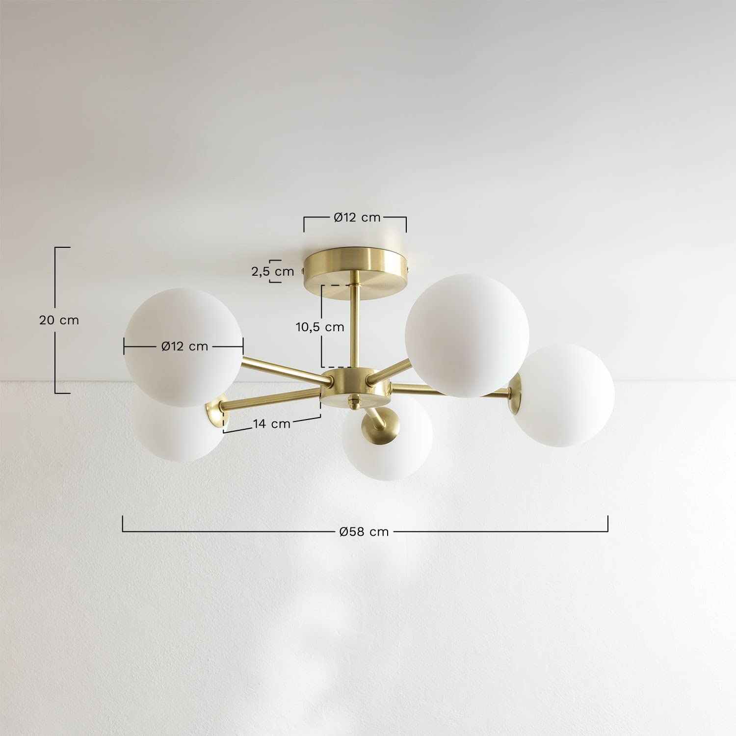 SKLUM Żelazna lampa sufitowa Castefi z 5 szklanymi kulami