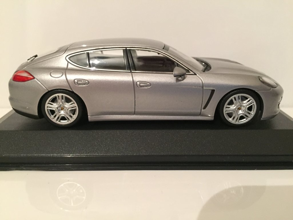 MINICHAMPS 400068250 - Modellino di Porsche Panamera S Hybrid, Scala: 1:43, Colore: Argento Metallizzato