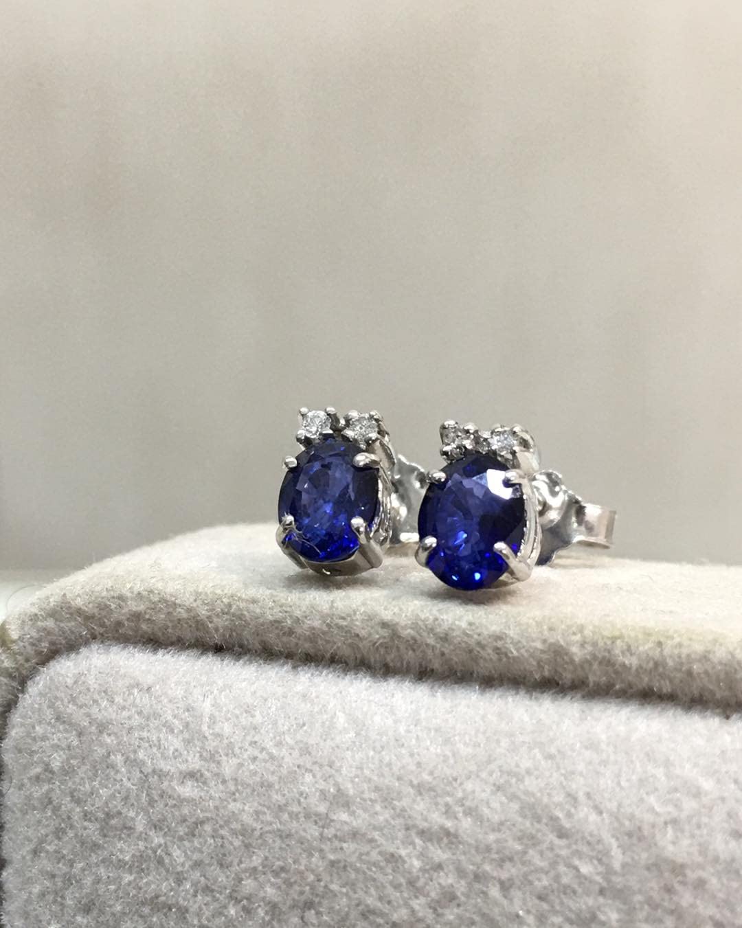 Orecchini a lobo da donna in oro bianco 18kt con zaffiri e diamanti veri naturali, Perno e farfallina.