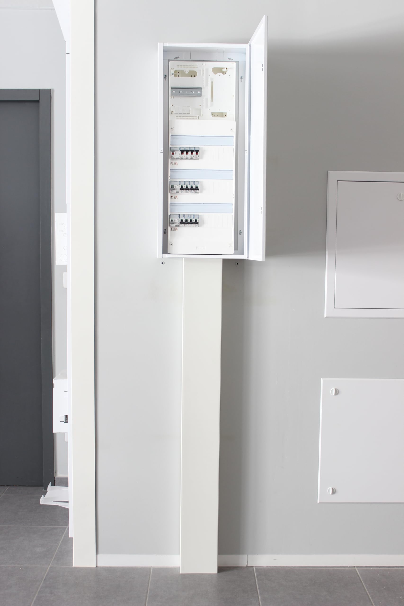 Coffret d'habillage pour tableaux électriques en acier blanc - Dim. du coffret : H 920 x L 450 x P 140 mm - Marque ATOLE