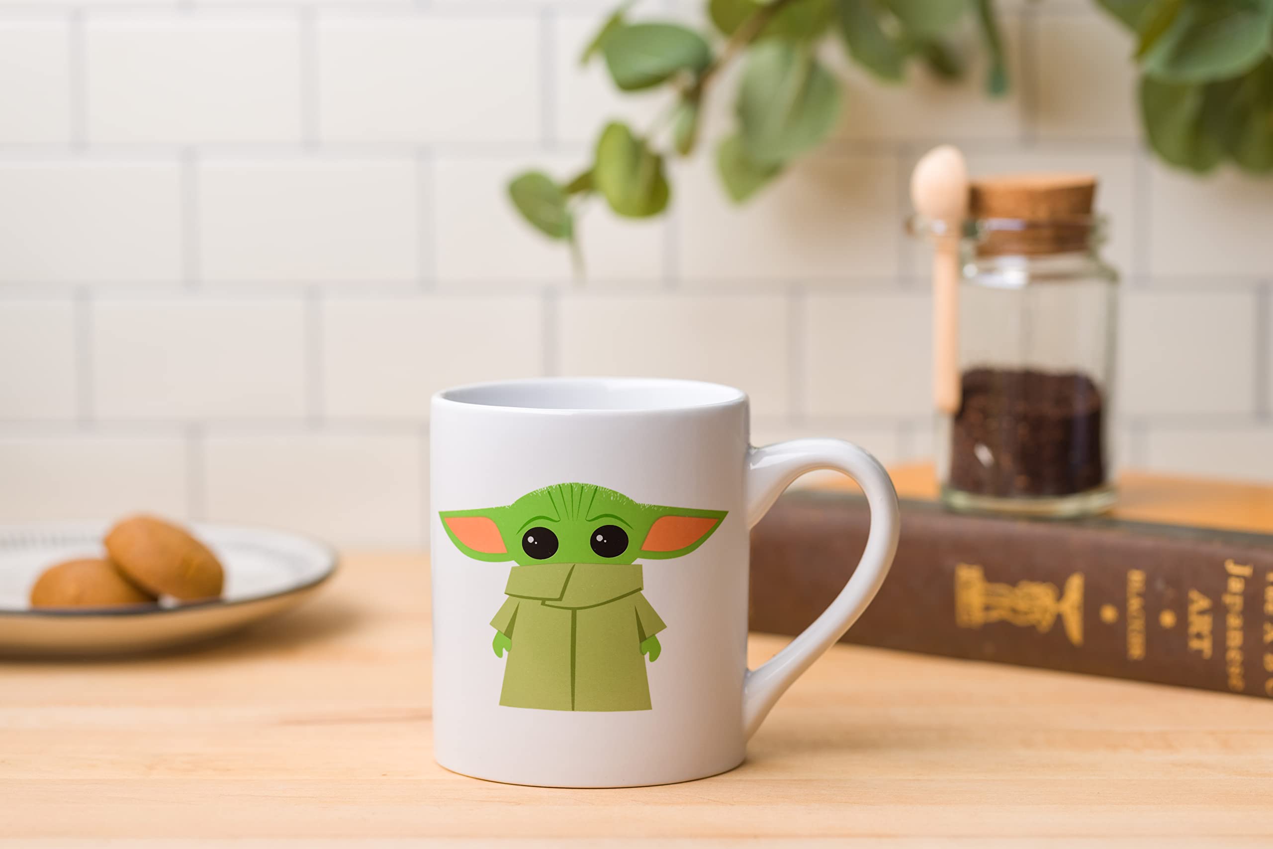 Silver Buffalo Star Wars Mandalorian Taza de café de cerámica Cearmic, The Child Stands-White