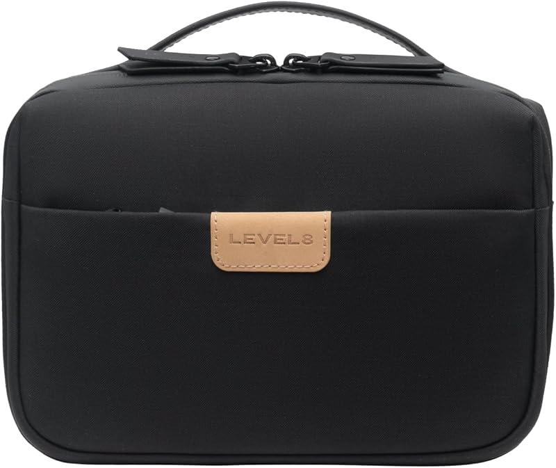 Necessaire de viagem LEVEL8 preta com zíper e alça de couro