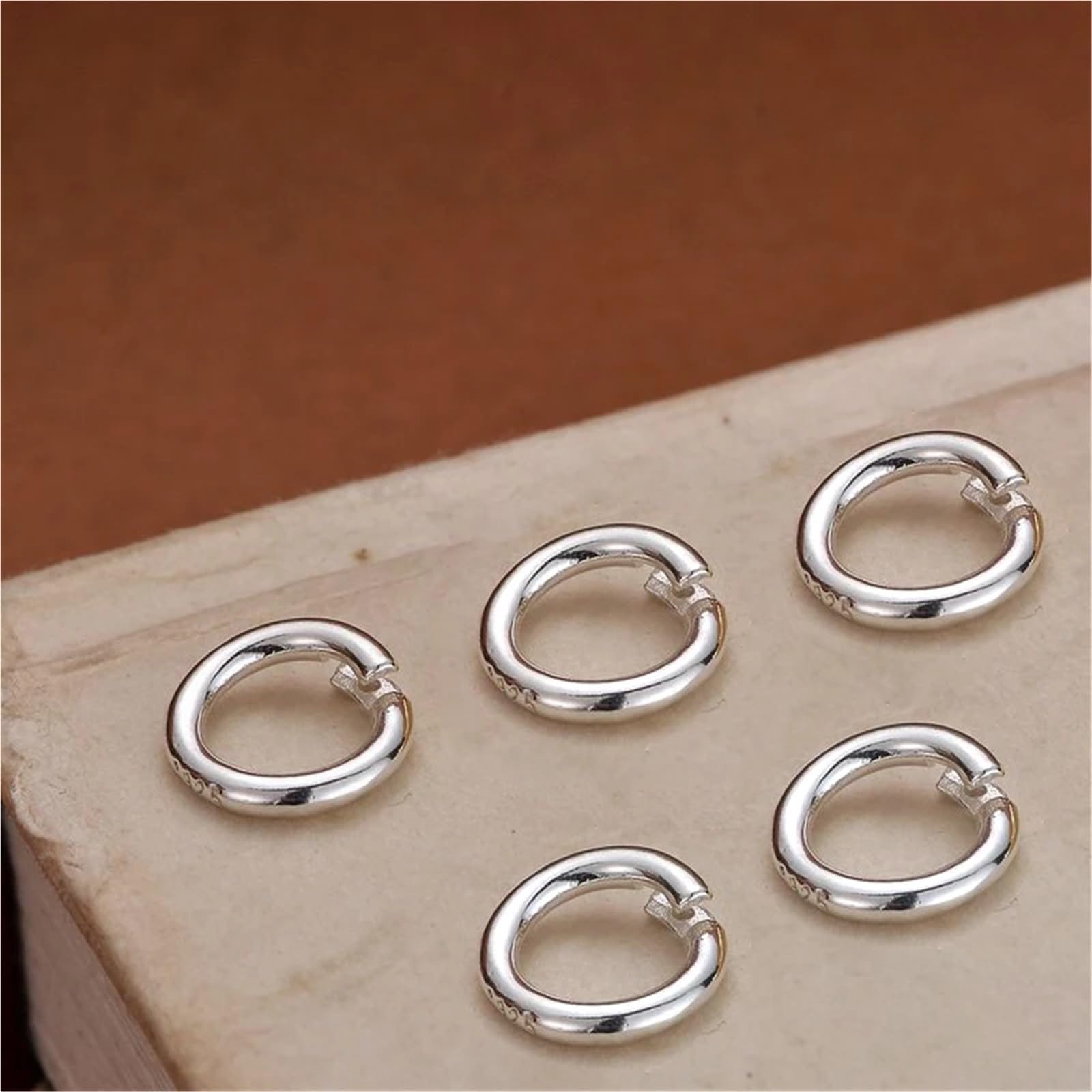 Geschlossene Biegeringe 12 Stück, silberfarbene Biegeringe mit Verriegelung für Schmuck (10 mm)