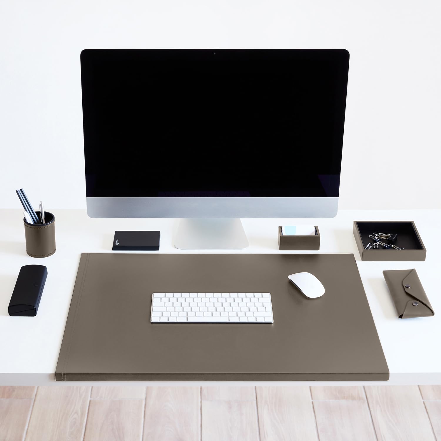 Eglooh - Urania - Protector Mesa Escritorio en Cuero Gris Topo cm 70x50 - Antideslizante, Estructura Interna en Acero con Perfil Frontal en Forma de L, Costuras Artesanal - Made in Italy