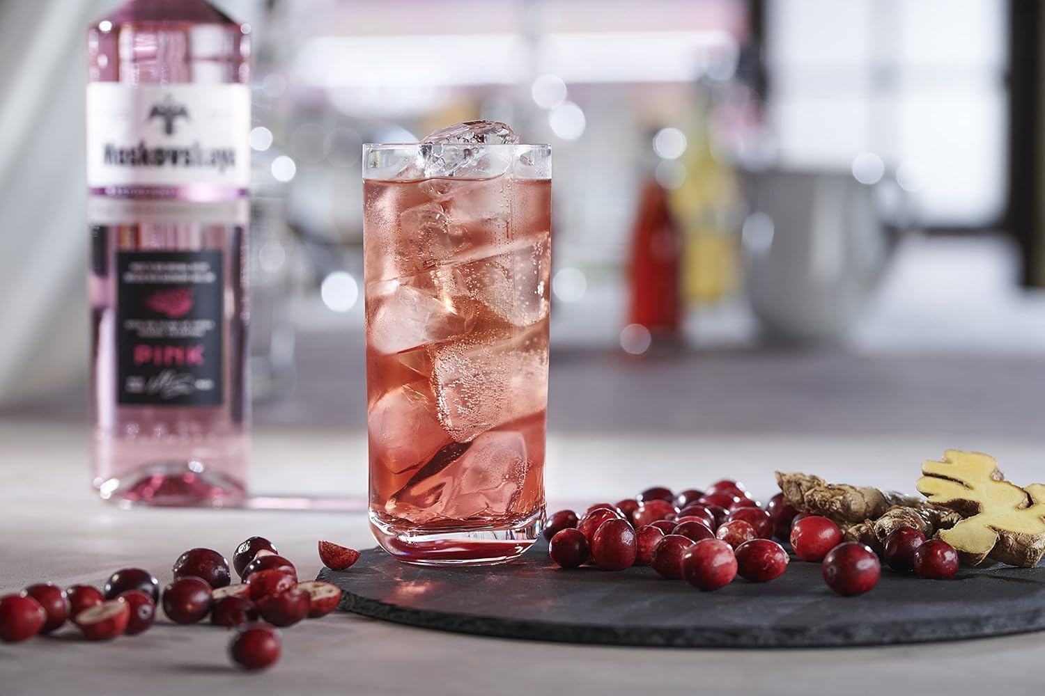 Moskovskaya Pink Vodka - Botella de vidrio de 70cl - 38% Vol. - Sabor a frambuesa y lima - Licor destilado con ingredientes naturales - Ideal para cócteles, chupitos o con hielo - Fabricado en EU