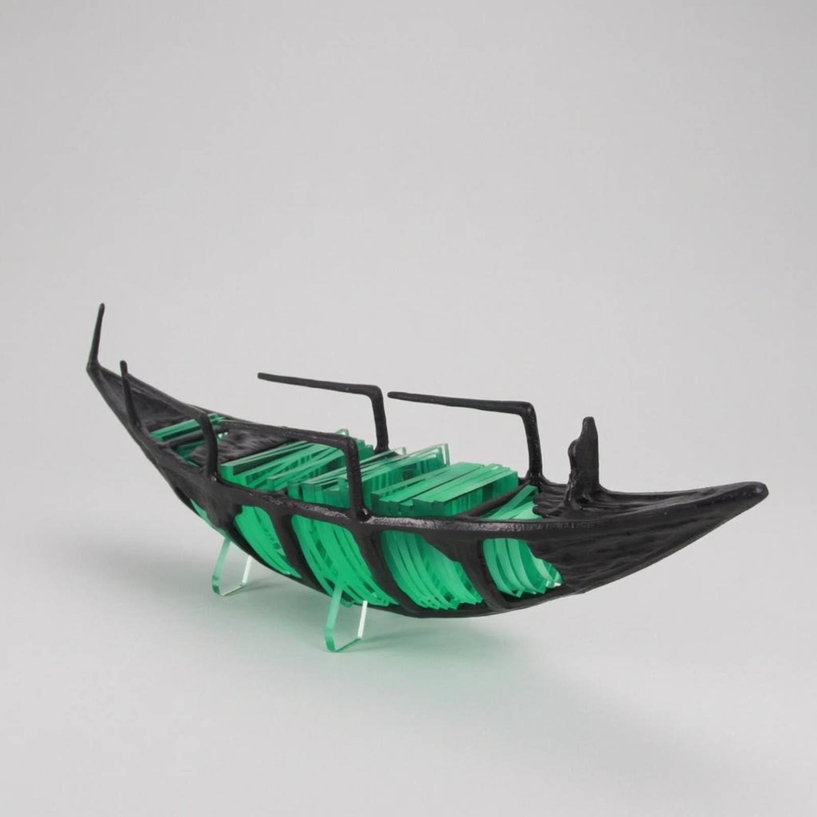 Dekoratives Schiff Skulptur Boot Figur Schiff Dekor Ausstellungsstück Metall Acryl mit Langem Schmalem Und Leichter Silhouette für Empfangsbereich Modellraum Wohnzimmer