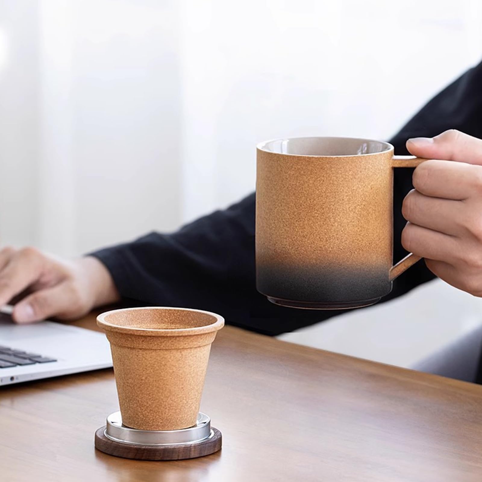 Taza de Café Térmica de 14 Oz con Tapa, Taza Termica Cafe Para Llevar con Asa, Para Bebidas Frías o Calientes, Vaso Para Cafe Para Llevar té de Hojas Sueltas y Colador Para Amantes(Brown)