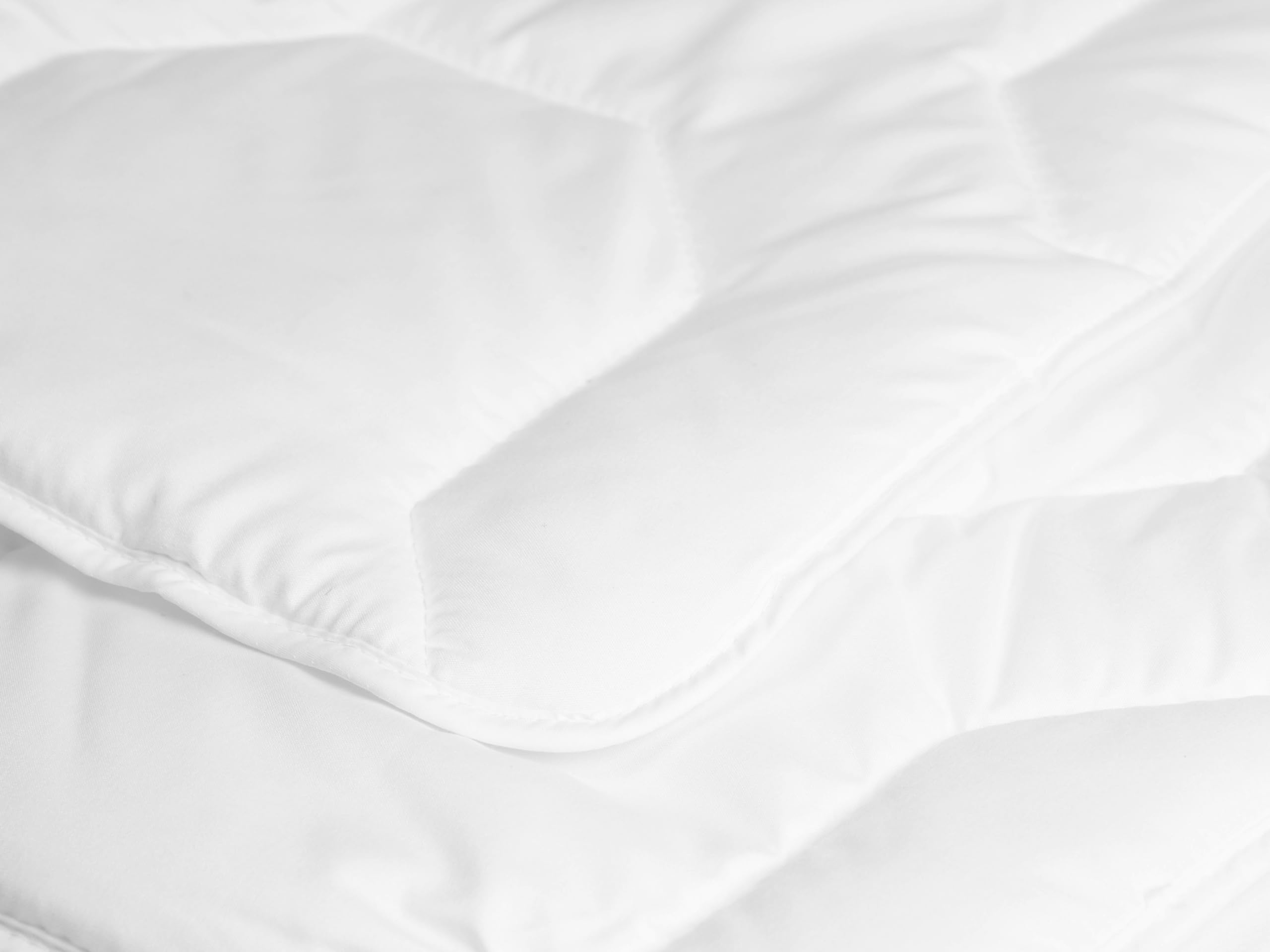 ZOLLNER dünne Sommerdecke aus Polyester - atmungsaktive Füllung - 220x240 cm - Made in Europe - waschbar bis 60°C - Wärmeklasse 2 - Oeko Tex® Zertifiziert