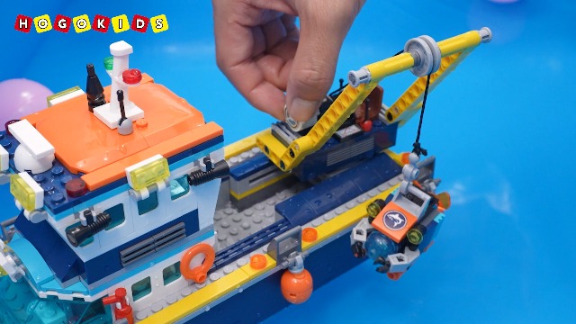 LEGO City Arctic Explorer Ship 60368 - Set di giocattoli da costruzione, divertente regalo per bambini e bambine di 7 anni, con barca galleggiante, elicottero, gommone, sottotitoli ROV, naufragio