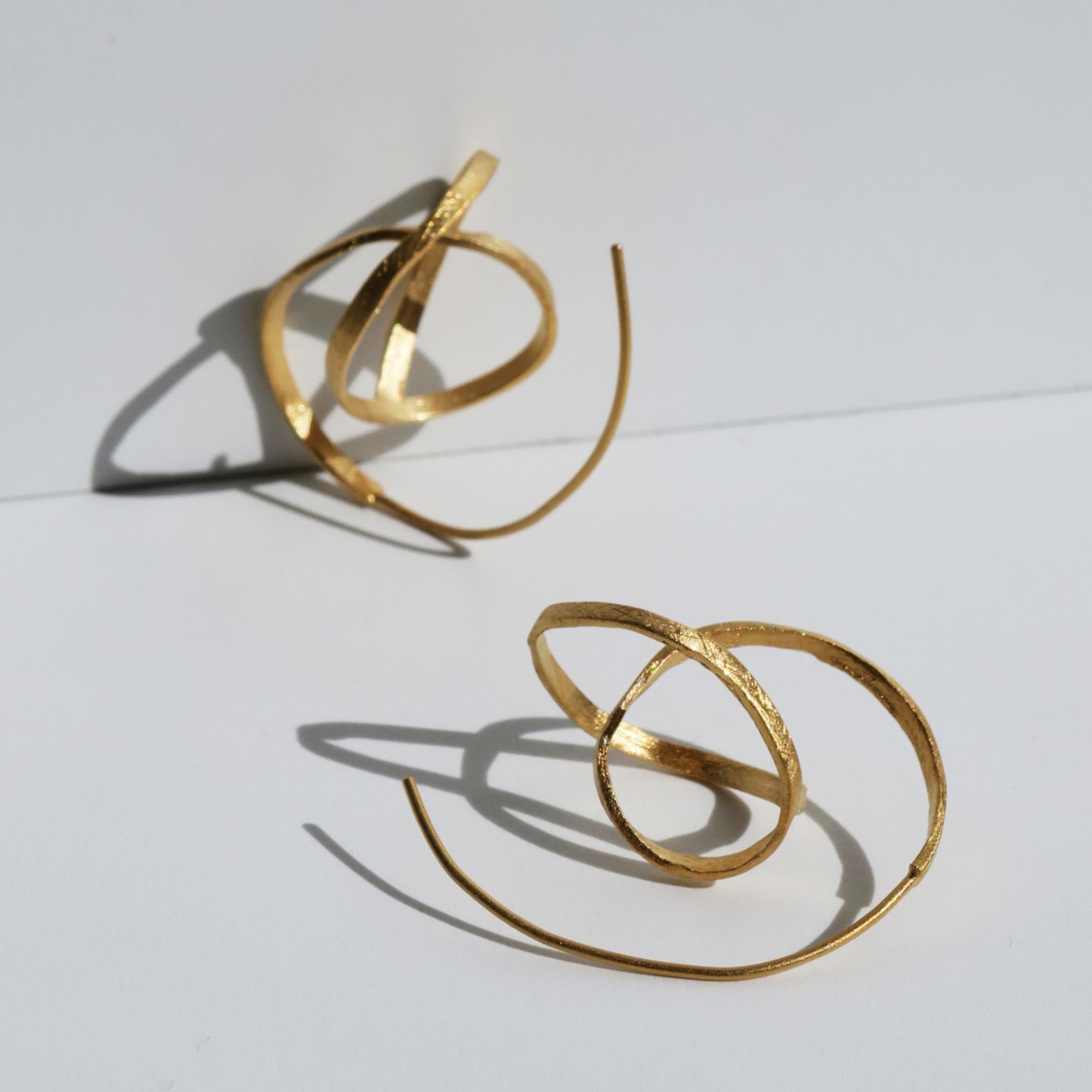 ORECCHINI D'ORO EMBOLIC | Disegnato da Cristina Julià | Joidart | Collezione embolic | Ottone dorato