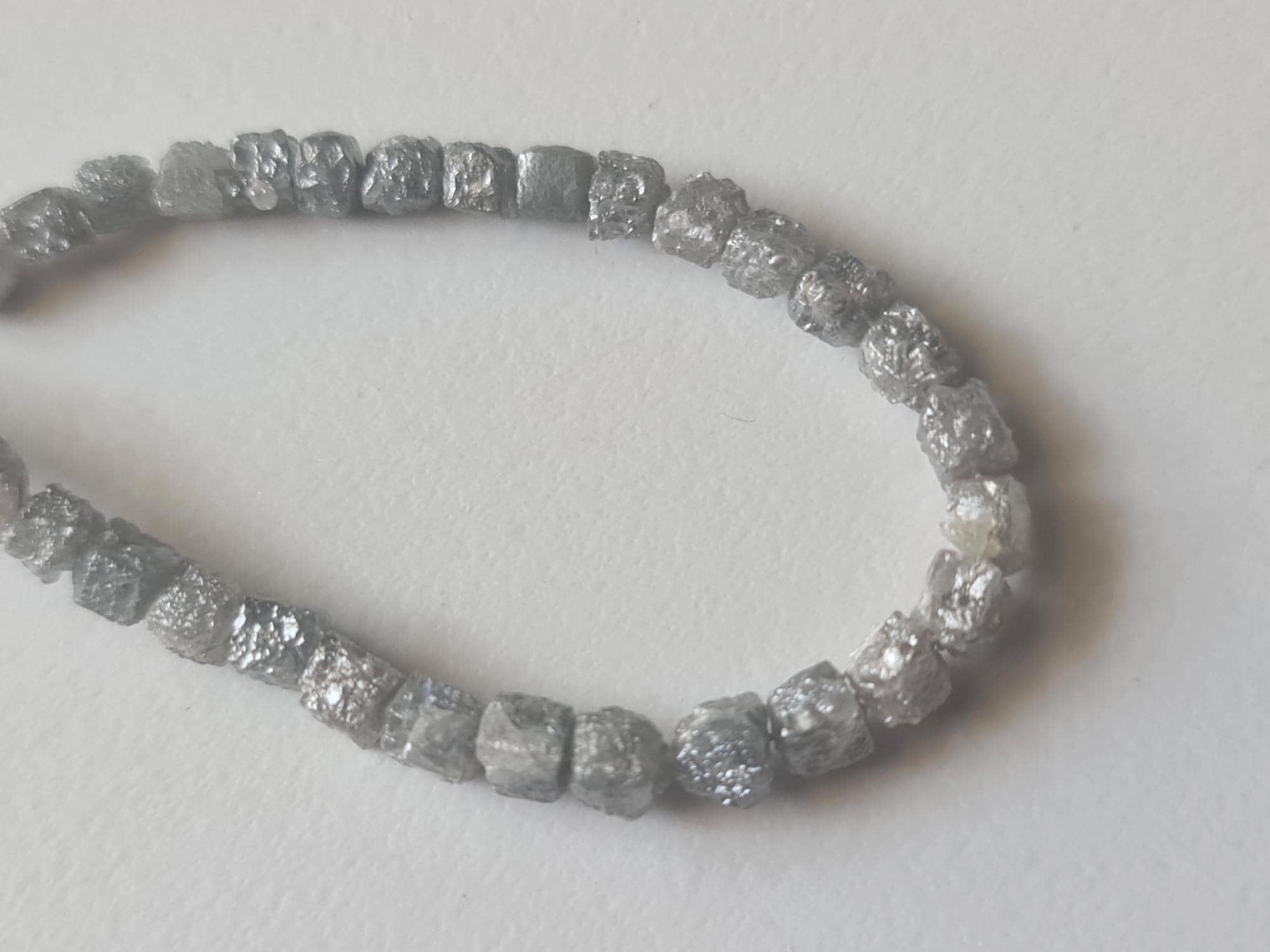 Kamienie szlachetne do biżuterii 3,5-4 mm szare białe surowe diamentowe kostki, naturalne surowe diamentowe kostki/koraliki w pudełku, surowe diamentowe kostki, wiercone pudełko 2 szt. - PVD78