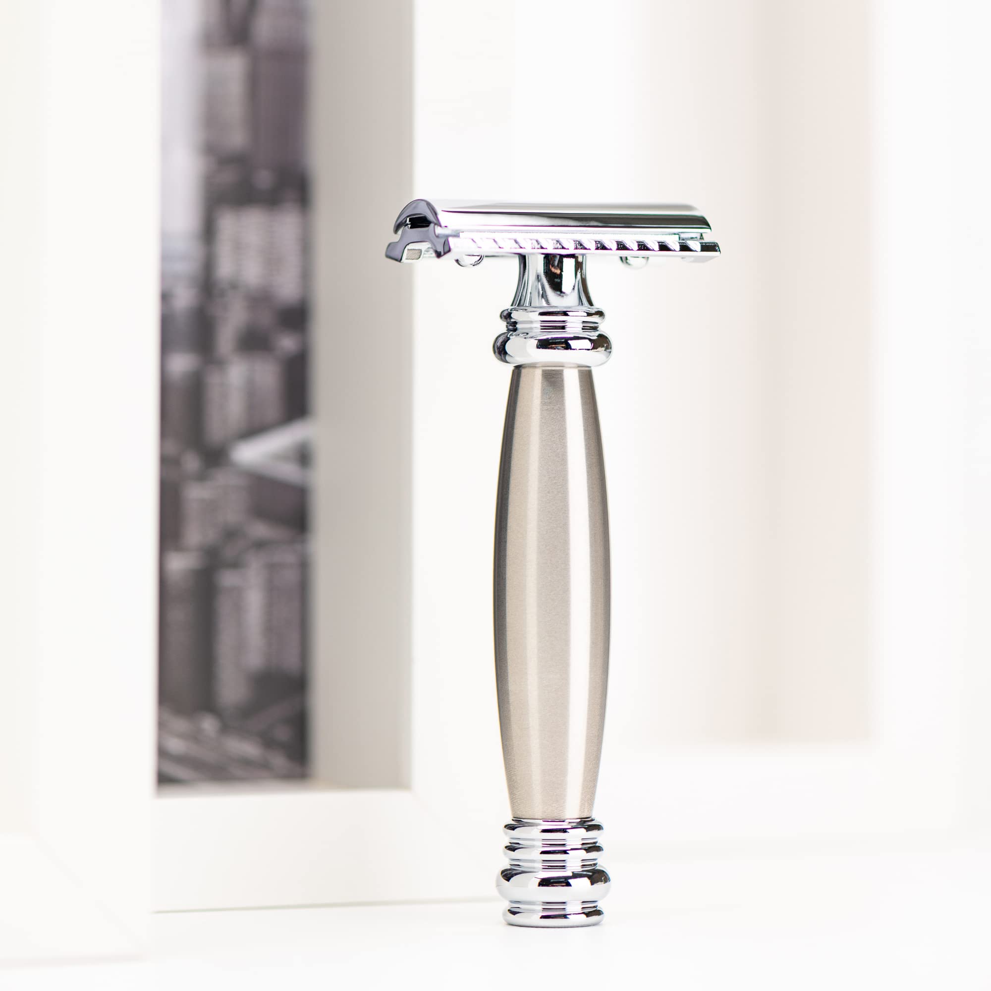 MERKUR Rasierhobel 43C | Edelstahl und Glanzchrom | Zweiteiliger Rasierer mit geradem Schnitt | Geschlossener Kamm | Ideal für Nassrasur | Zinkdruckguss | Messing Griffstück | Made in Germany