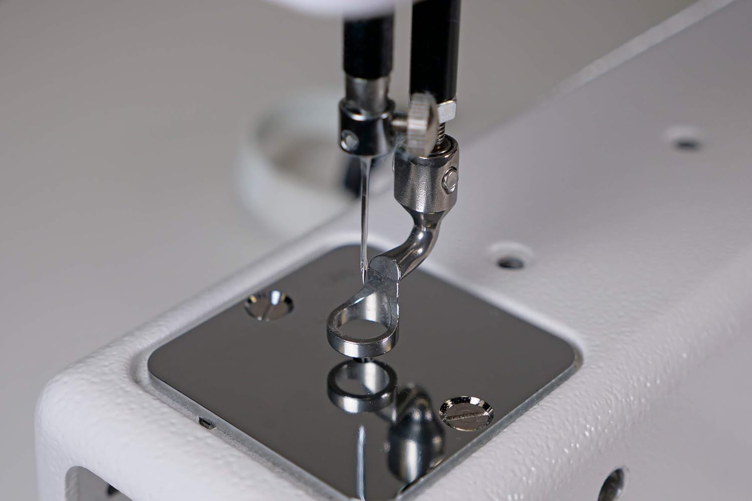 Handi Quilter Moxie 15-inch Longarm Quilting Machine with 8-foot HQ Loft Frame | Quilting Machine and Quilting Frame | Handi Quilter Longarm