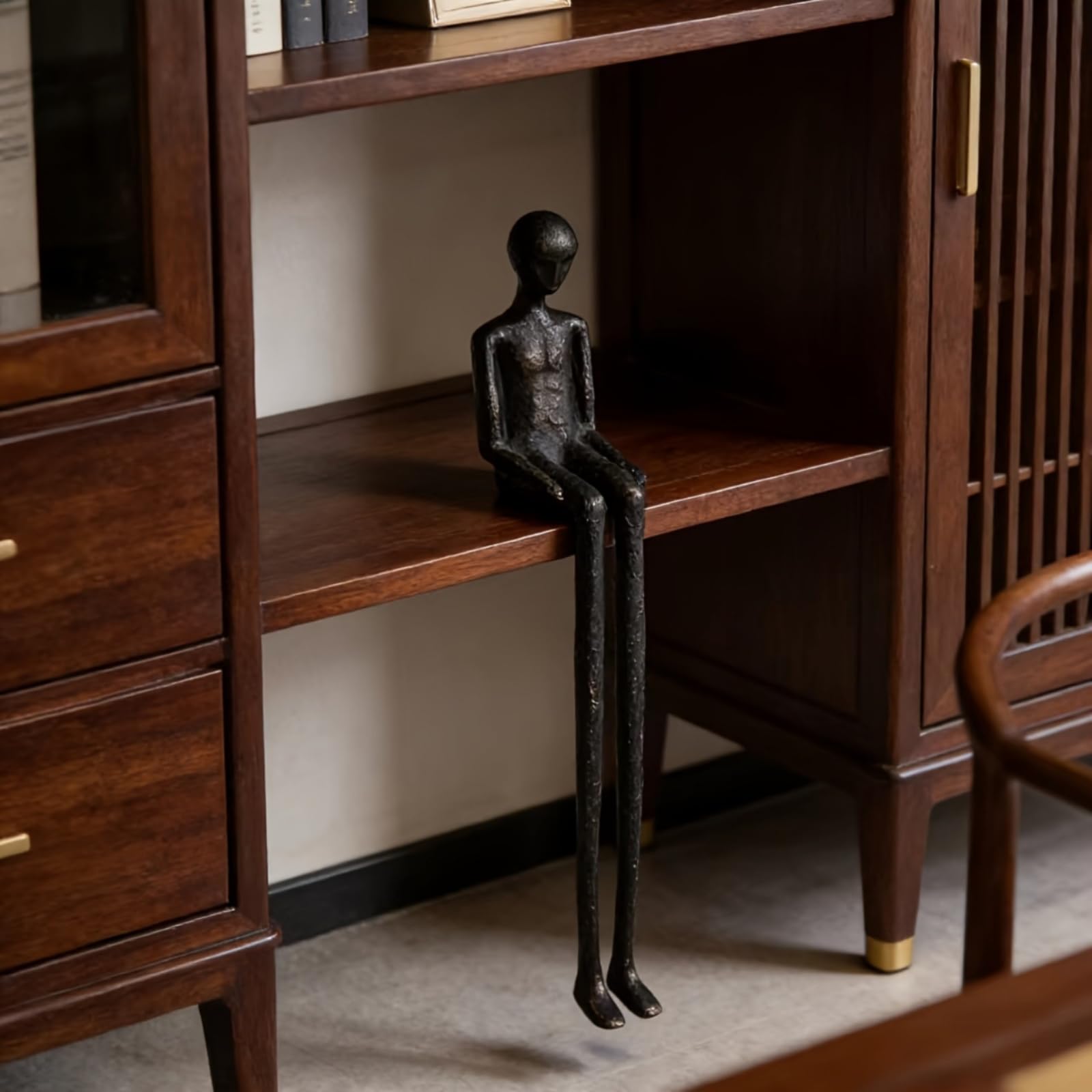 Figurina in Alluminio con Finitura Opaca Scura Opaco Scultura con Gambe Lunghe Pendenti Minimalista Oggetto D'arredo per Comodino, Ingresso