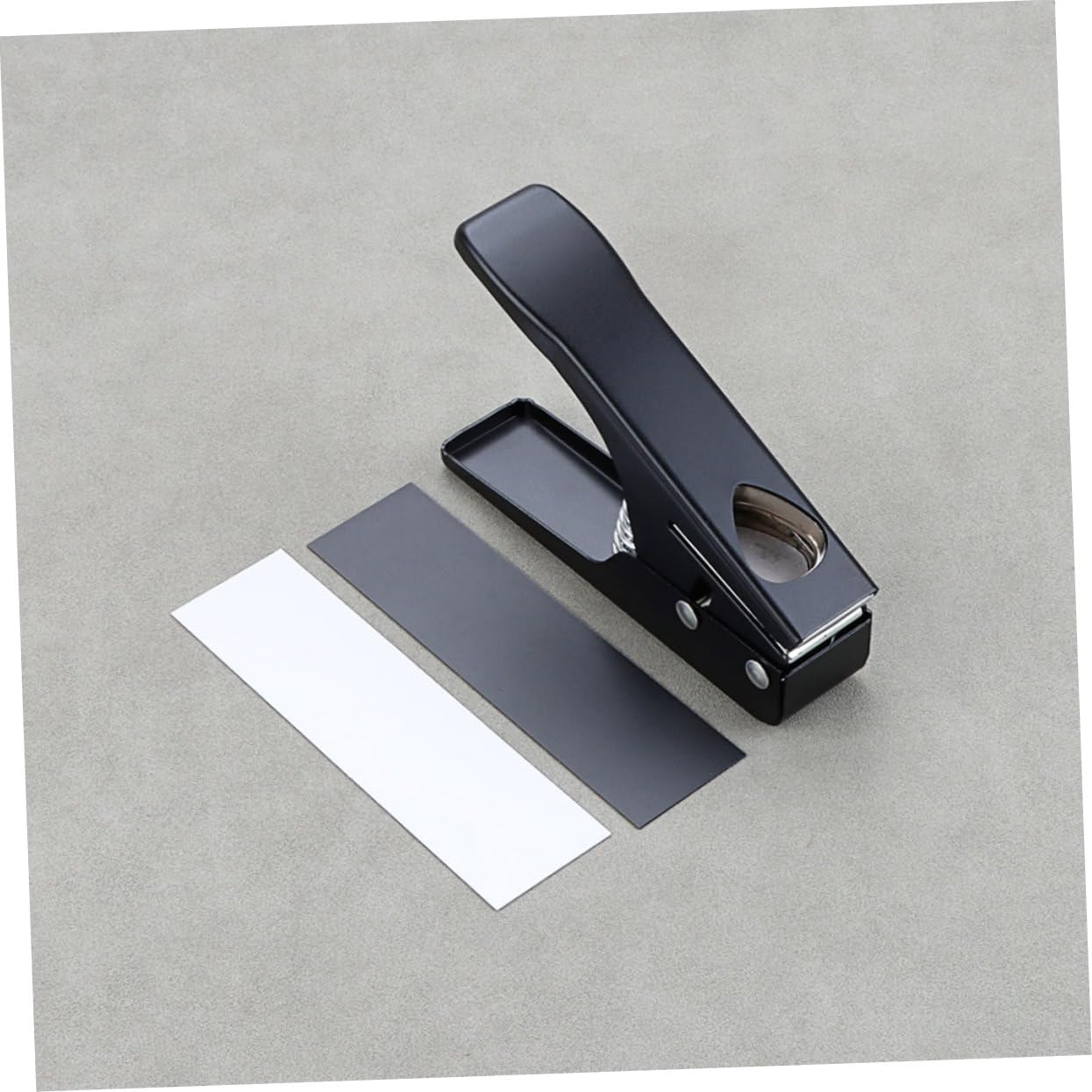 Perforatore per Plettri per Chitarra Nero R26e, Strumento DIY | Metallo e Plastica, Posizionamento Preciso, per Creare Plettri Personalizzati, Uso per Liutai e Musicisti