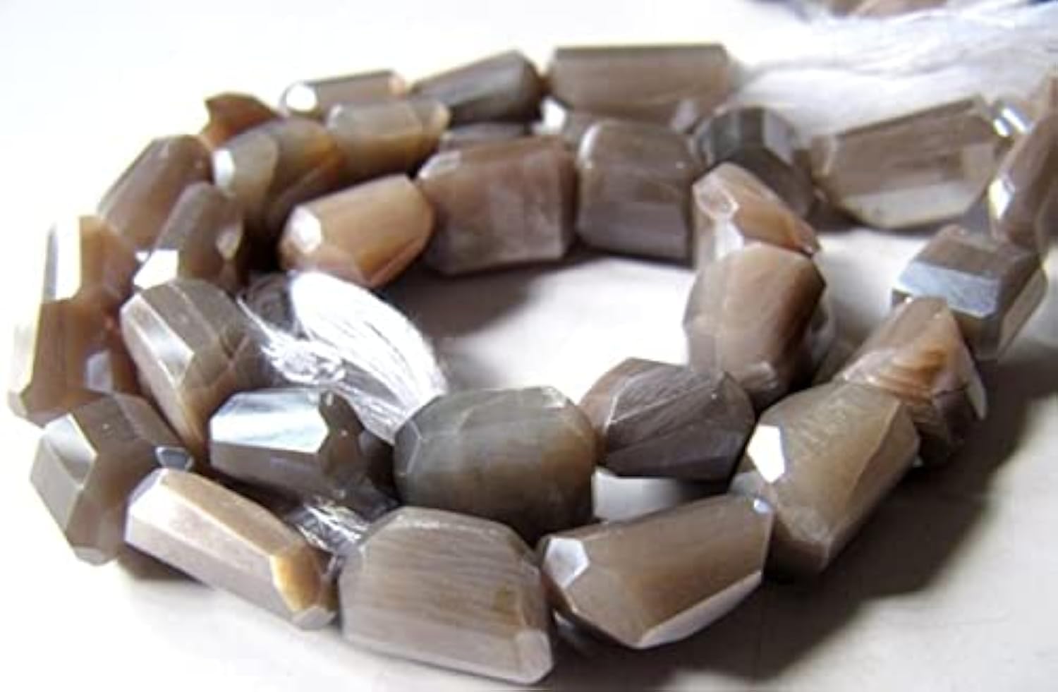 Pierre de lune en perles grises LKBEADS pour créer vos bijoux bohèmes de l'été