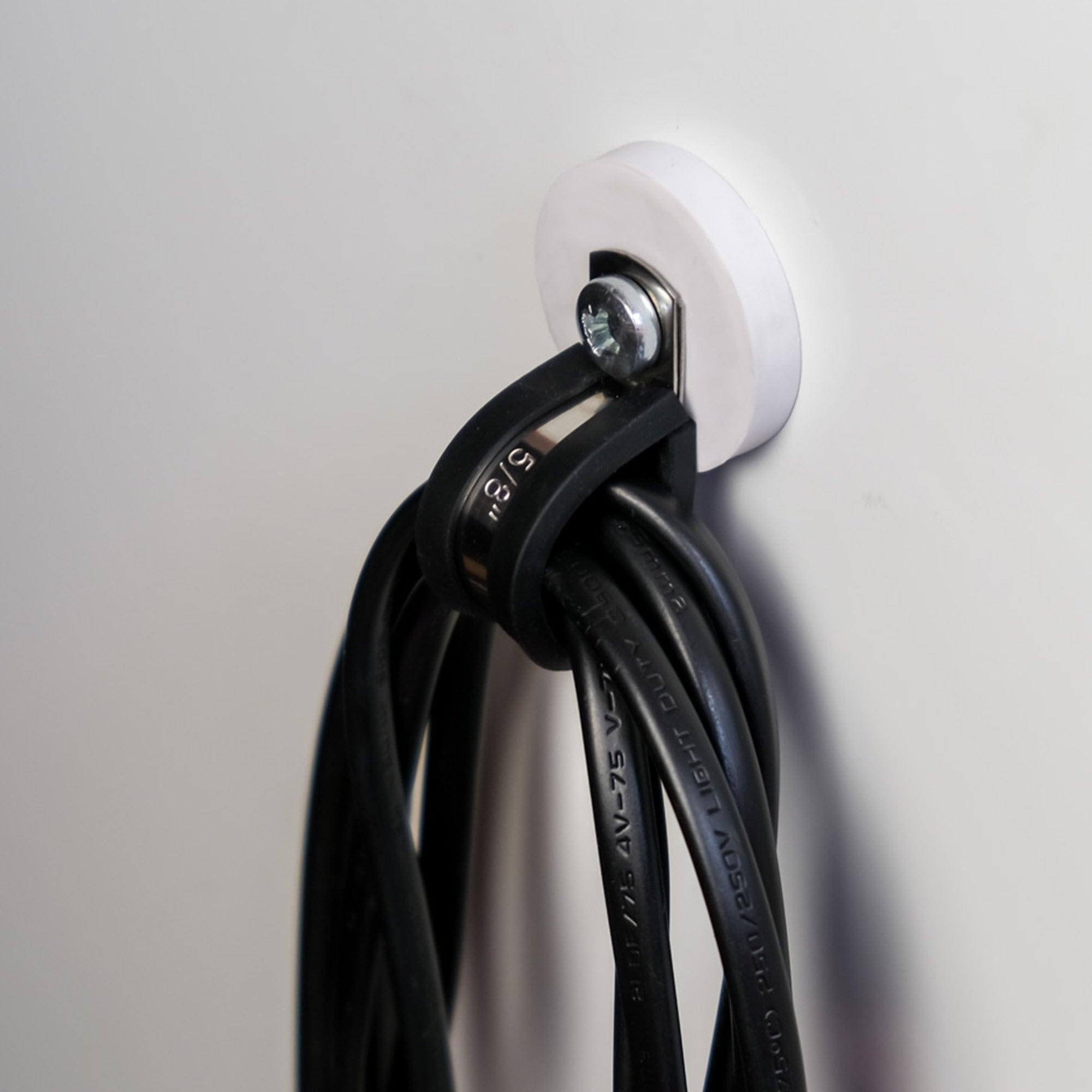 Imán de sujeción de cable recubierto de goma de 31 mm de diámetro x 6 mm de alto con abrazadera de goma de 19 mm (blanco) – 5,7 kg de fuerza (paquete de 40)