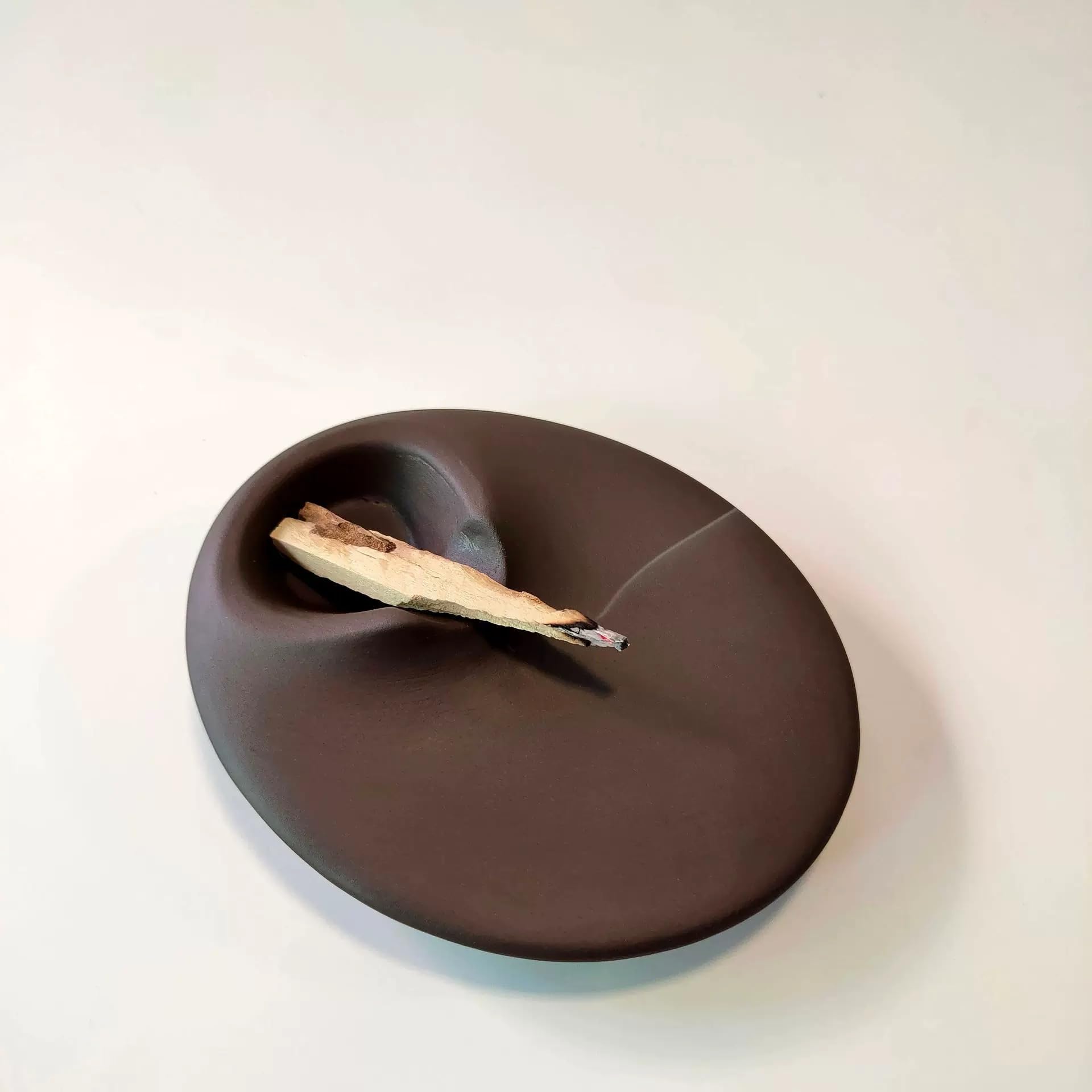 Podstawka na kadzidełka z ceramiki Palo Santo do białej szałwii Podstawka na kadzidełka, miska do kadzideł, świece, smudge, palnik do kadzidła minimalistyczna dekoracja - Brązowa