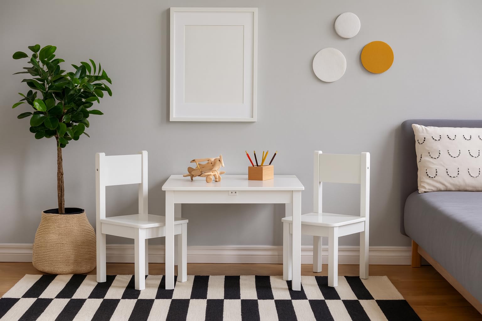 leomark tavolo e 2 sedie in legno per bambini 60x60x49 cm, stabile set per camera dei bambini, sala comune, scuola materna, asilo nido, mobili per bambini, Yeti colore BIANCO