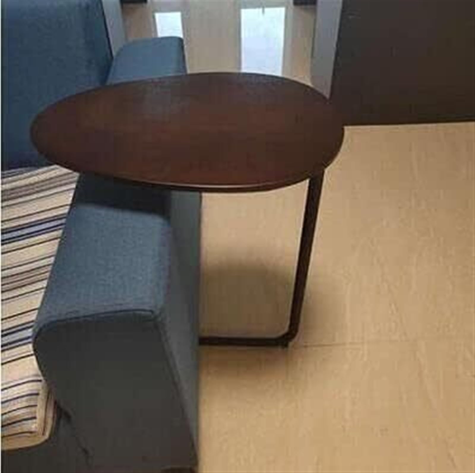 Canapé en fer artistique avec table ovale pour espace restreint