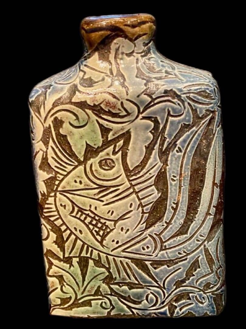 窯変 青釉 角形花入 躍動魚彫 光沢肌 17cm 孤品 窯変 青釉 角形花入 躍動魚彫 光沢肌 17cm 孤品 窯