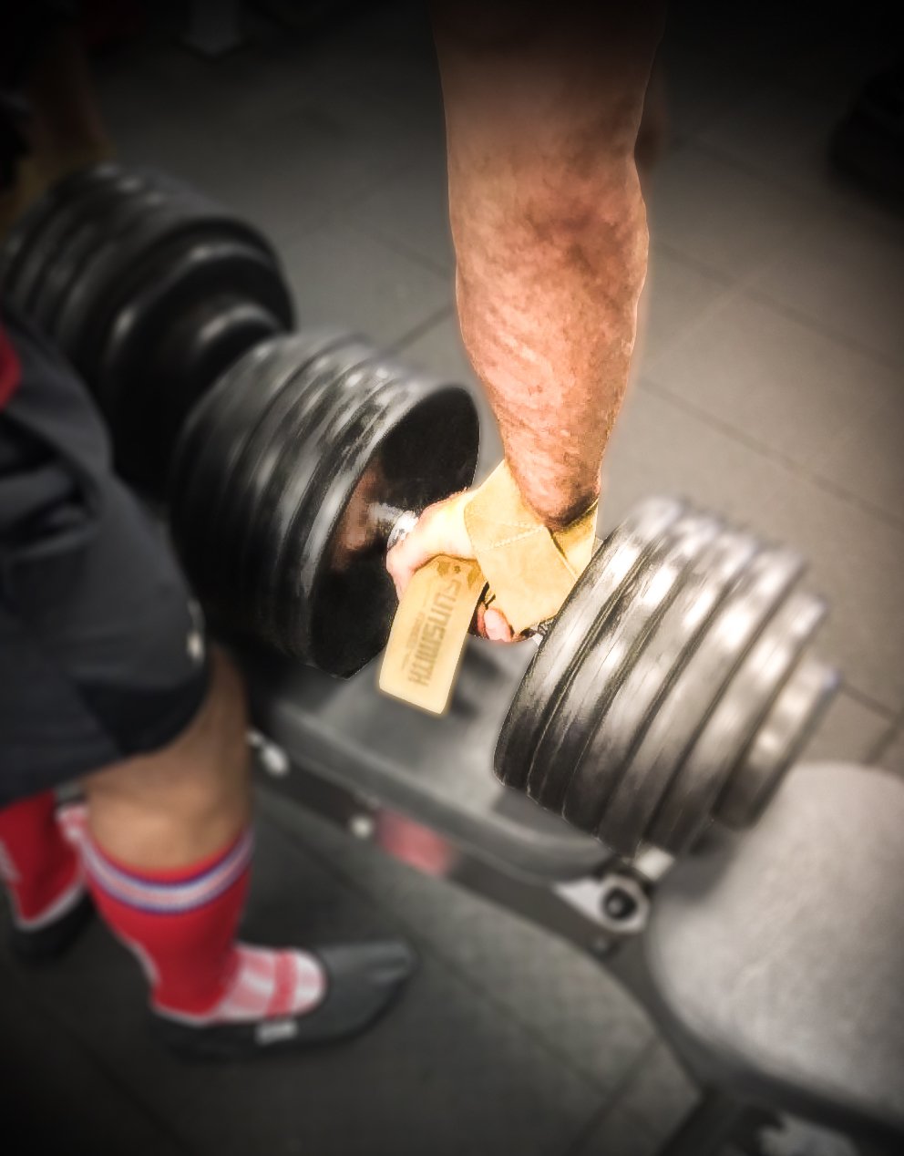 Gunsmith Fitness - Correas para levantamiento de pesas de piel auténtica prémium de 5 cm de ancho, comodidad superior y agarre inmejorable, marrón