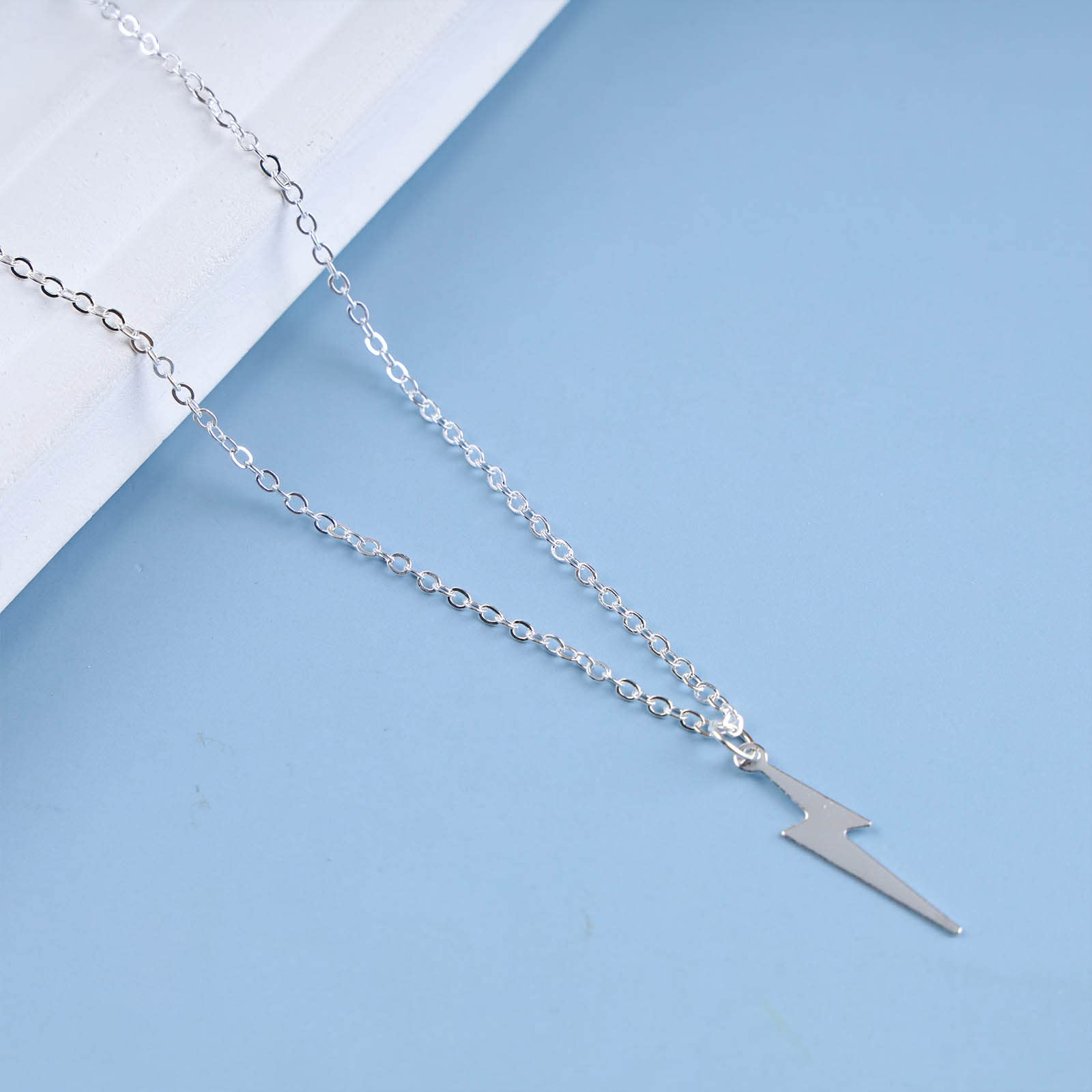 Collana con fulmine e ciondolo a forma di fulmine in oro, collana minimalista - Italia