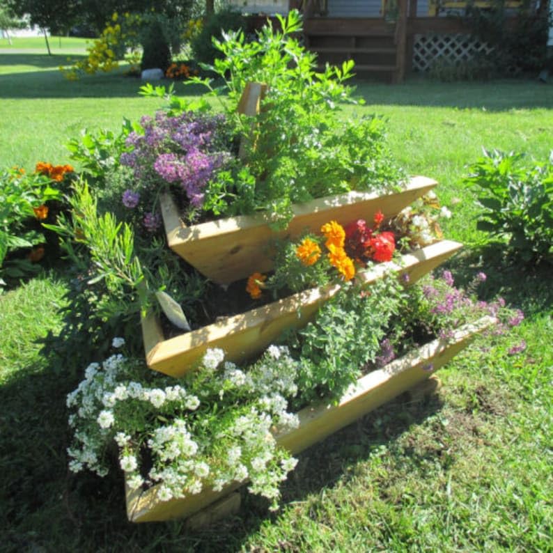 Plant Pyramid Cedar Planter 3-Level Raised Bed