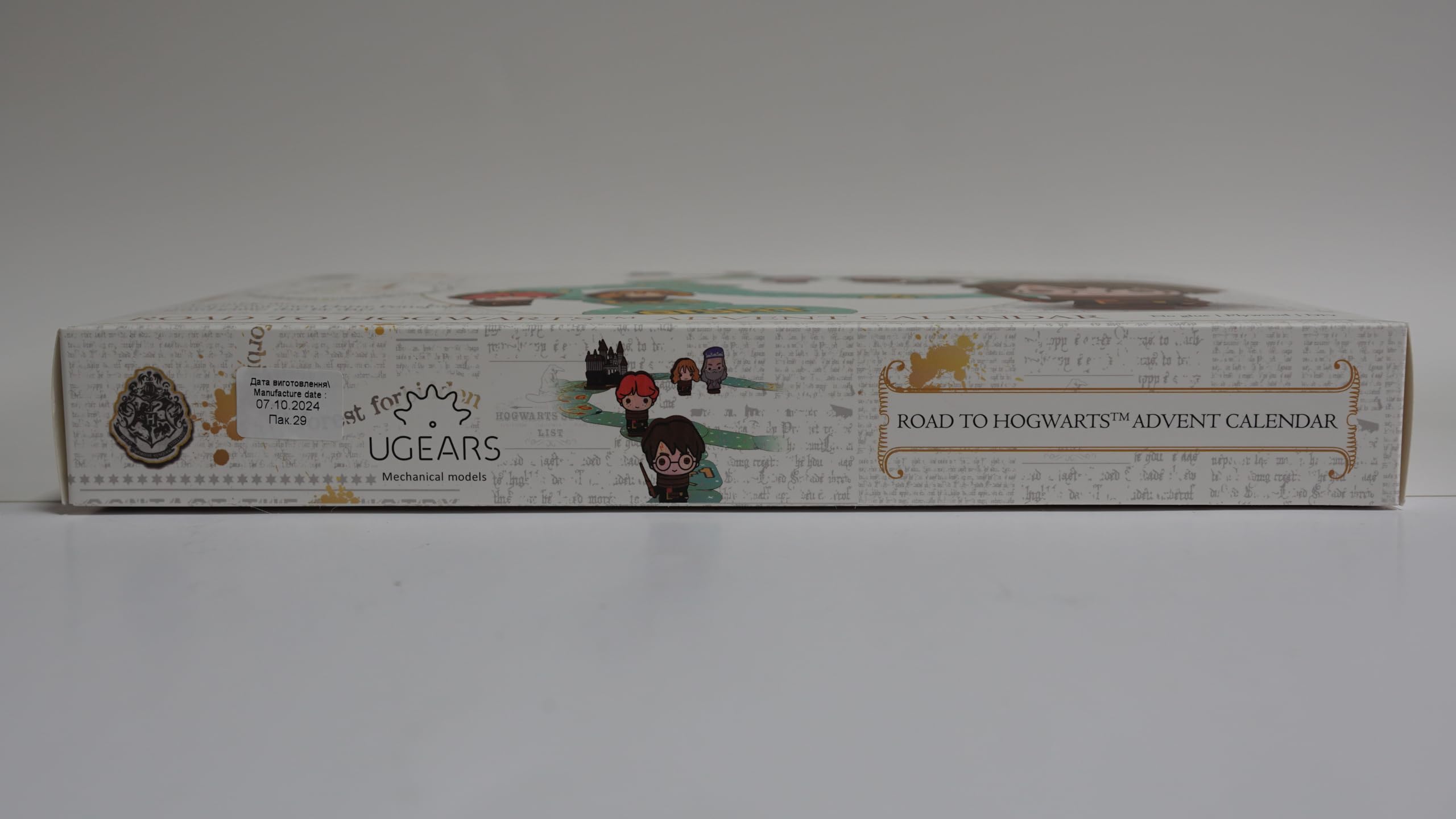 UGEARS Harry Potter Calendrier de l'Avent 2025 - Road to Hogwarts Puzzle 3D Bois pour Adultes avec 16 Figurines, 60 Pièces de Plateau de Jeu, 24 Enveloppes Secrètes - Maquette en Bois a Construire