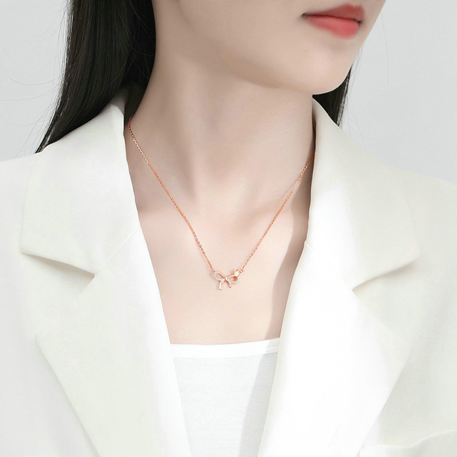 Łańcuszek damski z białego złota, prawdziwe 750 585 375, zawieszka charms kokardka z koroną i diamencikami naszyjnik damski 45 cm na wesele