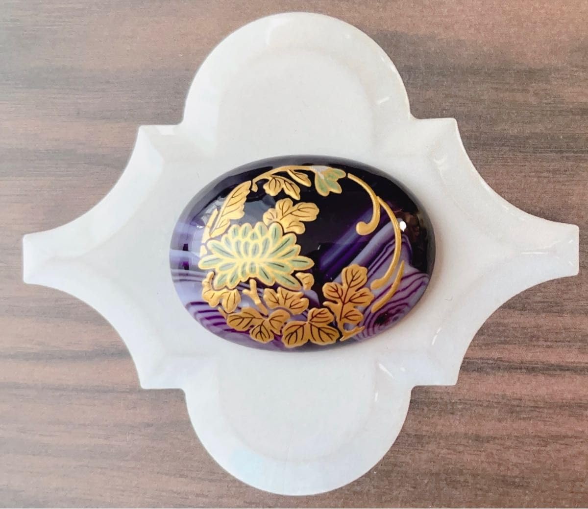 Amazon.co.jp: 天然石 紫縞瑪瑙 大人蒔絵風菊の花 帯留め 40 ×30 