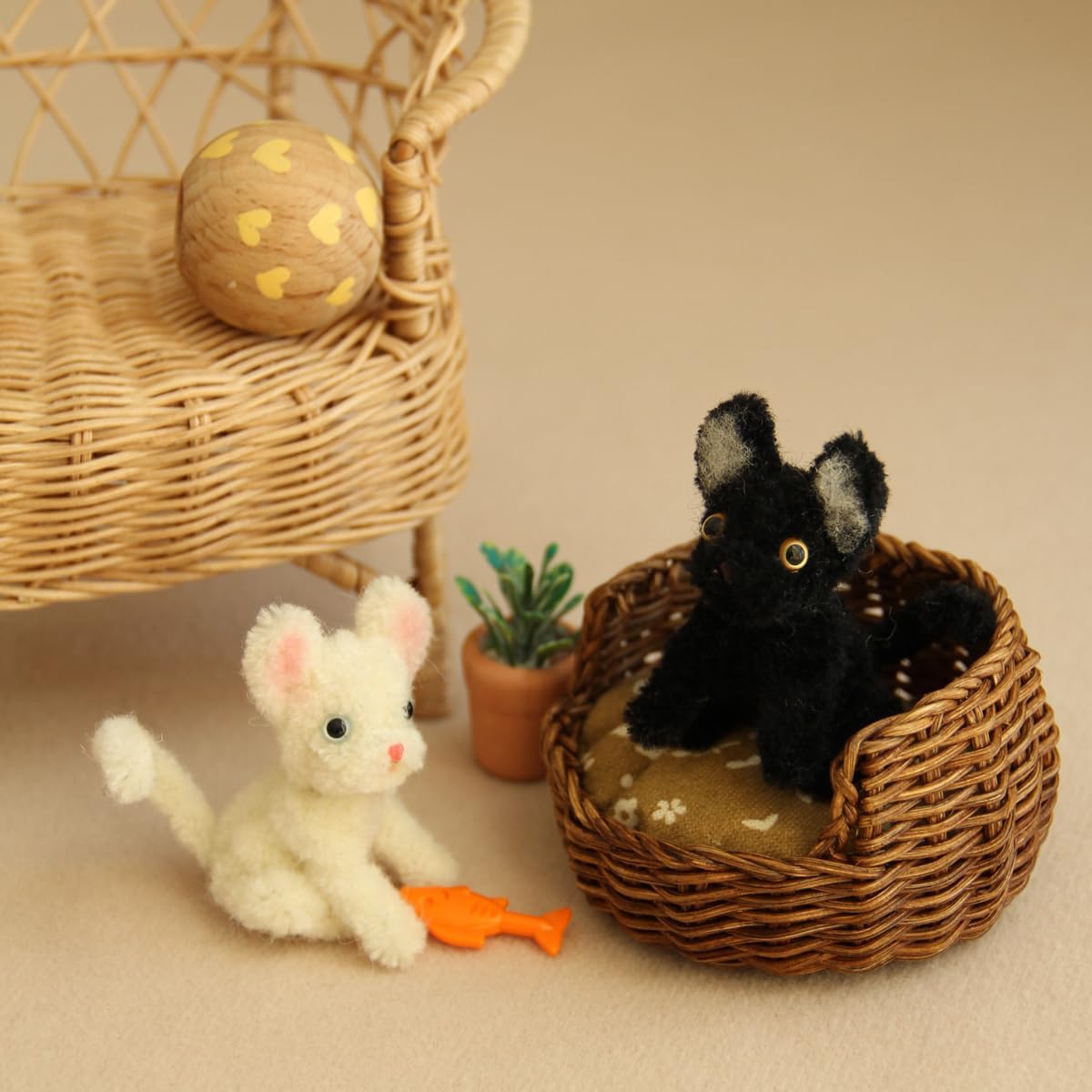 1:12 Scale Mini Rattan Dog Bed for Dollhouse Handmade Wicker Pet Bed, Cute Miniature Dog House Accessories for Doll House Decoration,Dollhouse Furniture Collection (Light) (Basket Dark)