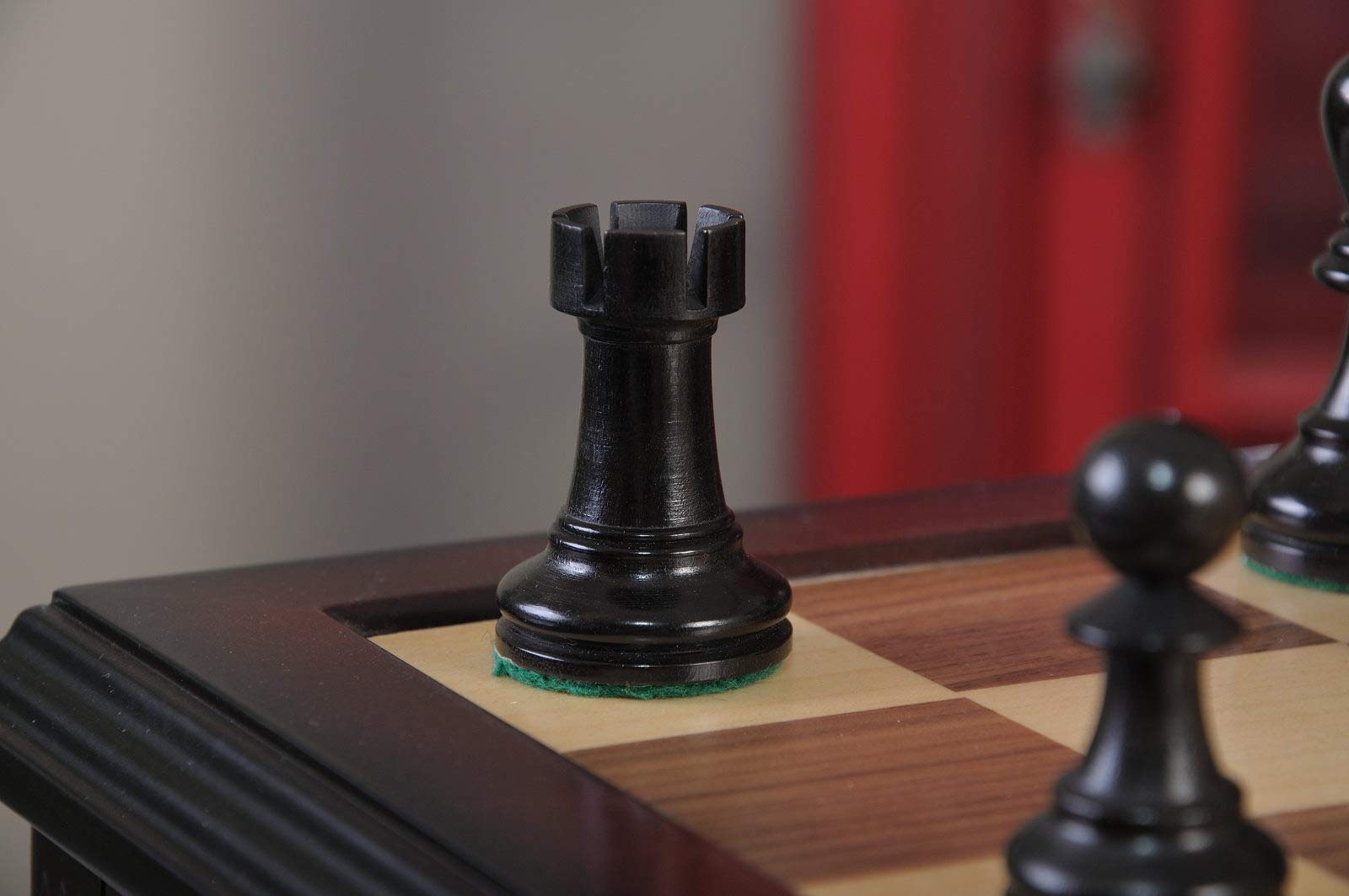 The House of Staunton The Reykjavik II Series Library Chess Set and