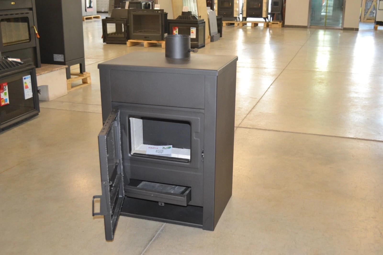 Prity K13 D Poêle à bois 11,6 kW Classe d'efficacité énergétique A+ 81,9 % d'efficacité 81,9 % Tuyau de fumée Ø 130 mm Construction en acier et fonte