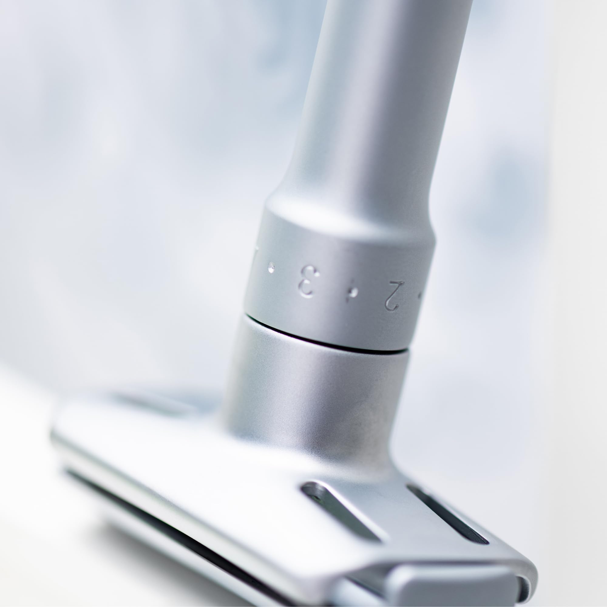 MERKUR Rasierhobel Futur 700 | Designklassiker Mattchrom | Zweiteiliger Rasierer mit geradem Schnitt | Ideal für Nassrasur | Zinkdruckguss | Messing Griffstück | Made in Germany